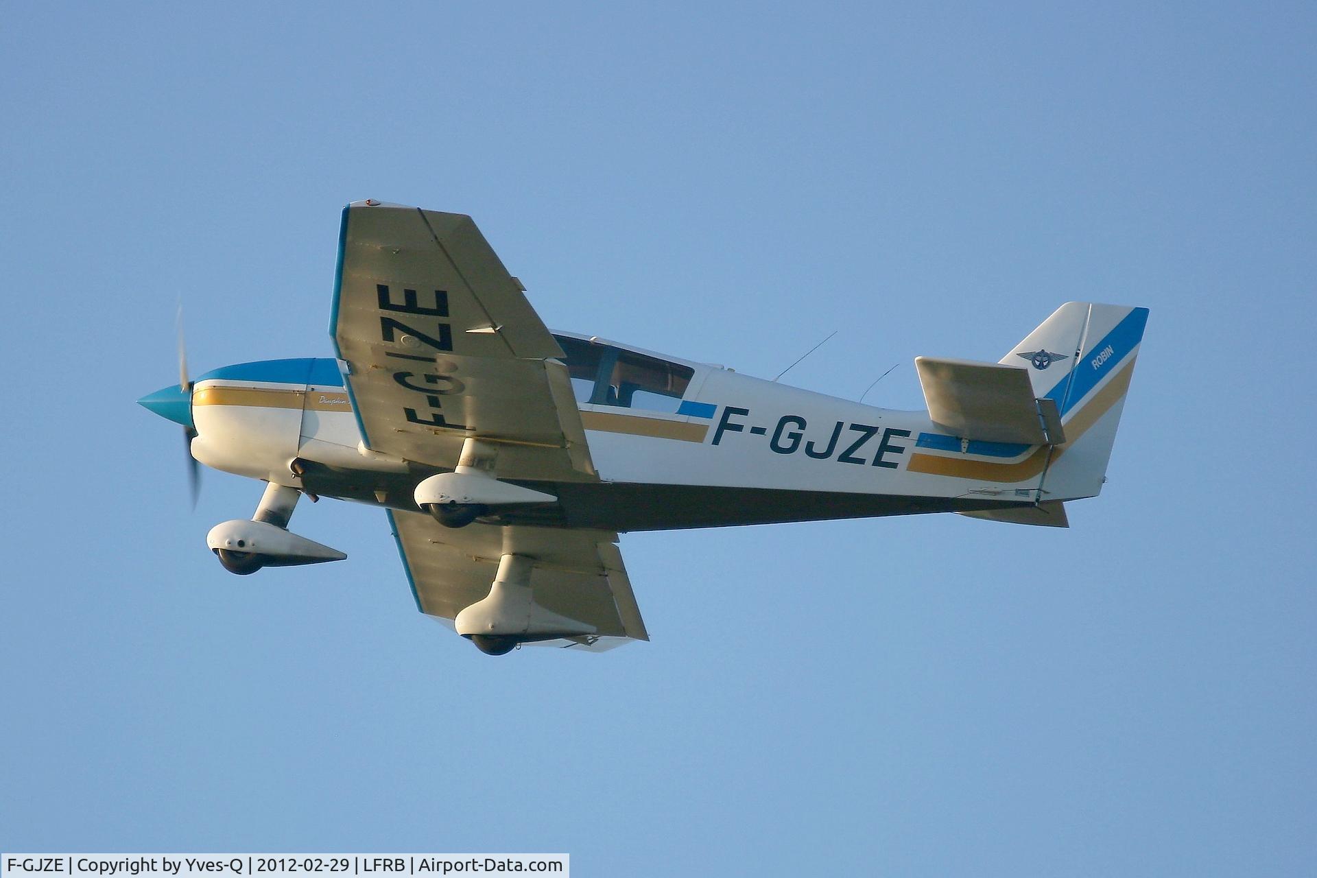 F-GJZE, Robin DR-400-120 Petit Prince C/N 2005, Robin DR-400-120, Take off rwy 25L, Brest-Bretagne Airport (LFRB-BES)