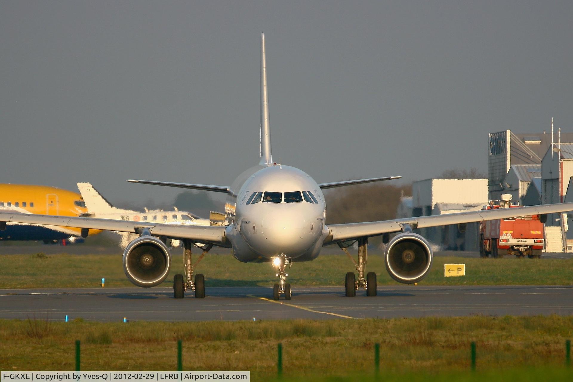 F-GKXE, 2002 Airbus A320-214 C/N 1879, Airbus A320-214, Taxiing to holding point Charlie, Brest-Bretagne Airport (LFRB-BES)
