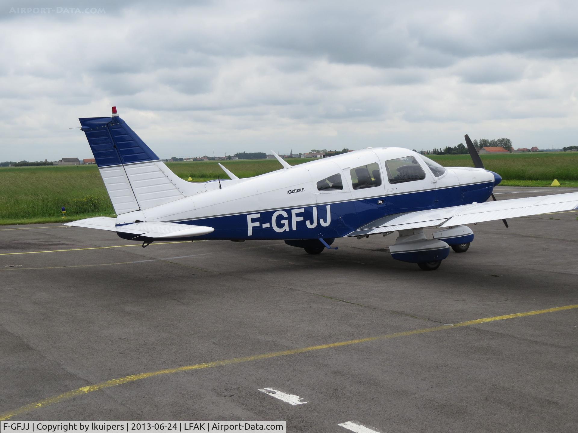 F-GFJJ, Piper PA-28-161 Warrior II C/N 28-7990157, At the airfield of Dunkirk Les Moeres