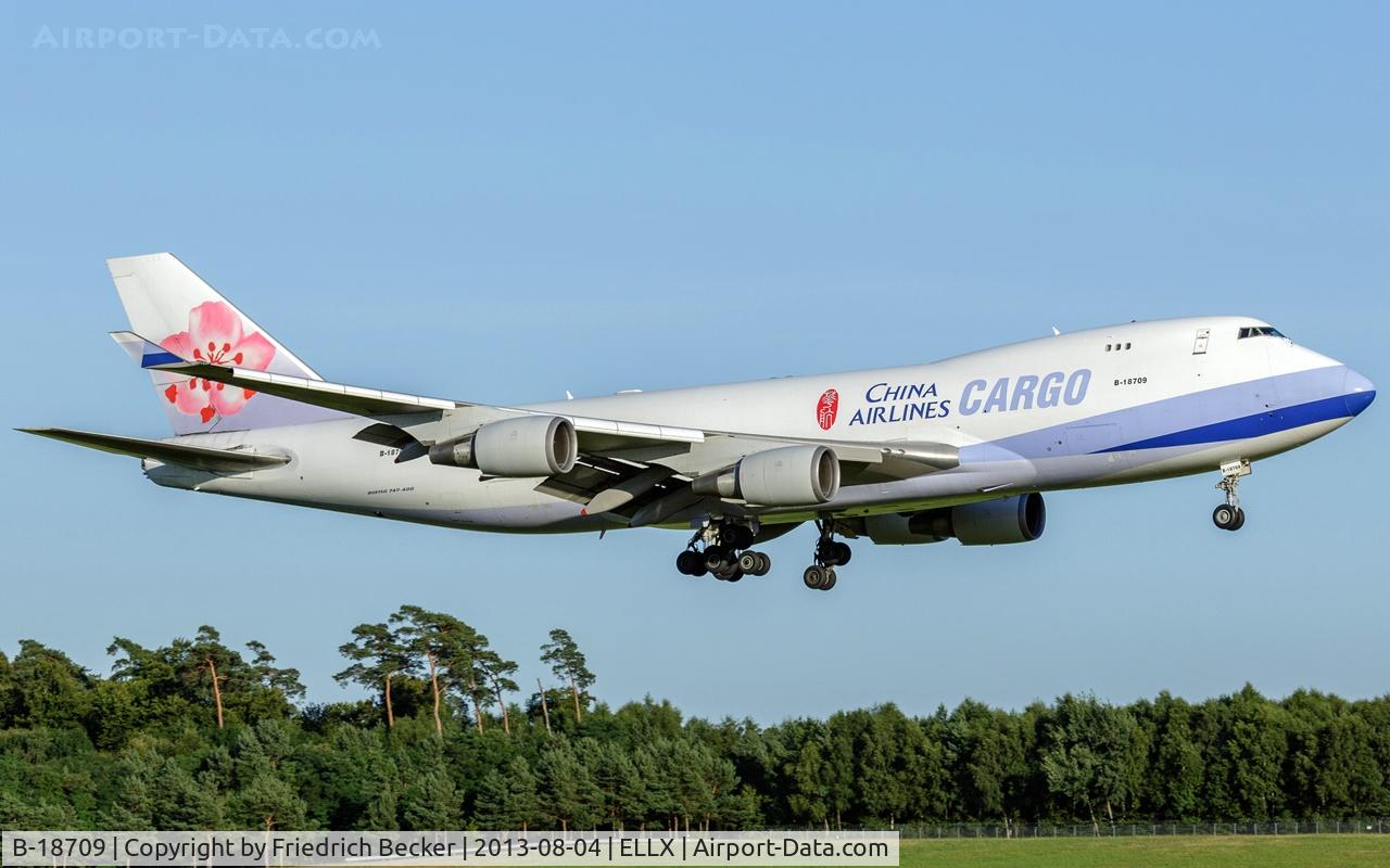 B-18709, 2002 Boeing 747-409F/SCD C/N 30766, on final RW24