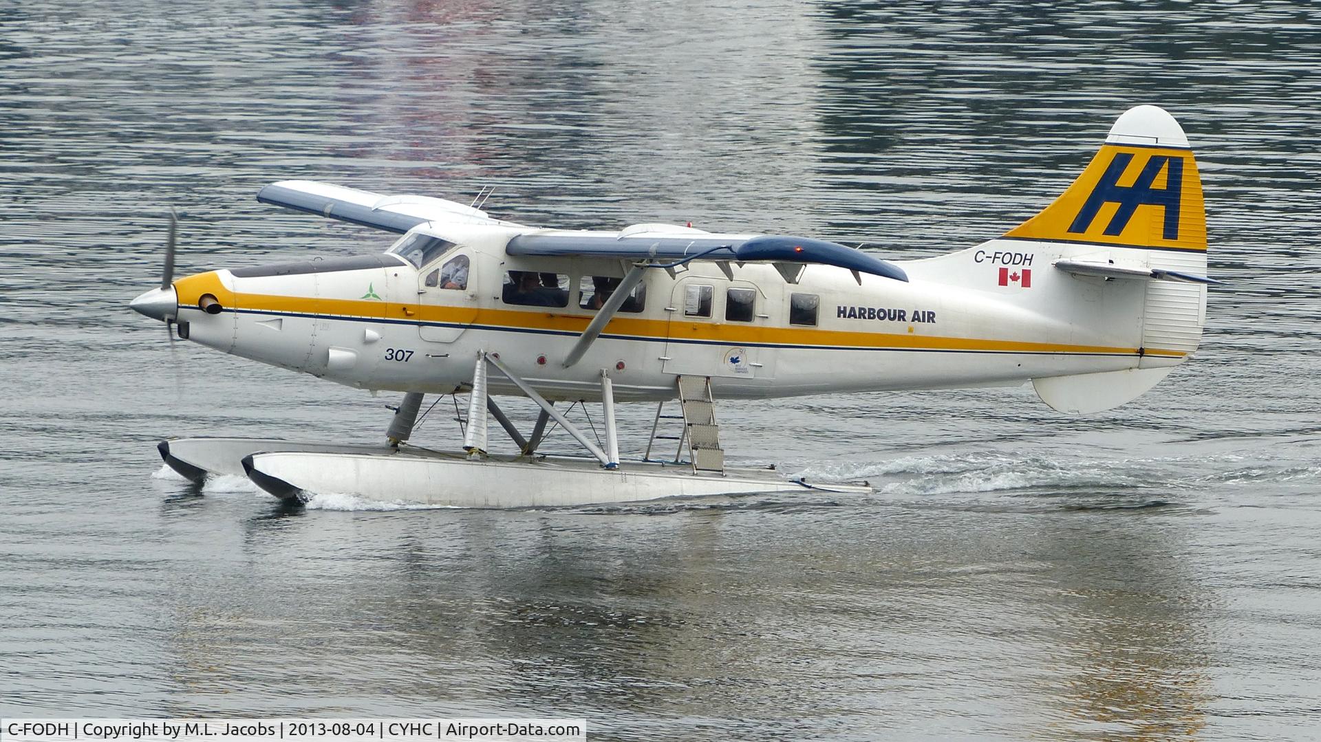 C-FODH, 1952 De Havilland Canada DHC-3T Vazar Turbine Otter Otter C/N 3, Harbour Air #307 taxiing to terminal in Coal Harbour,