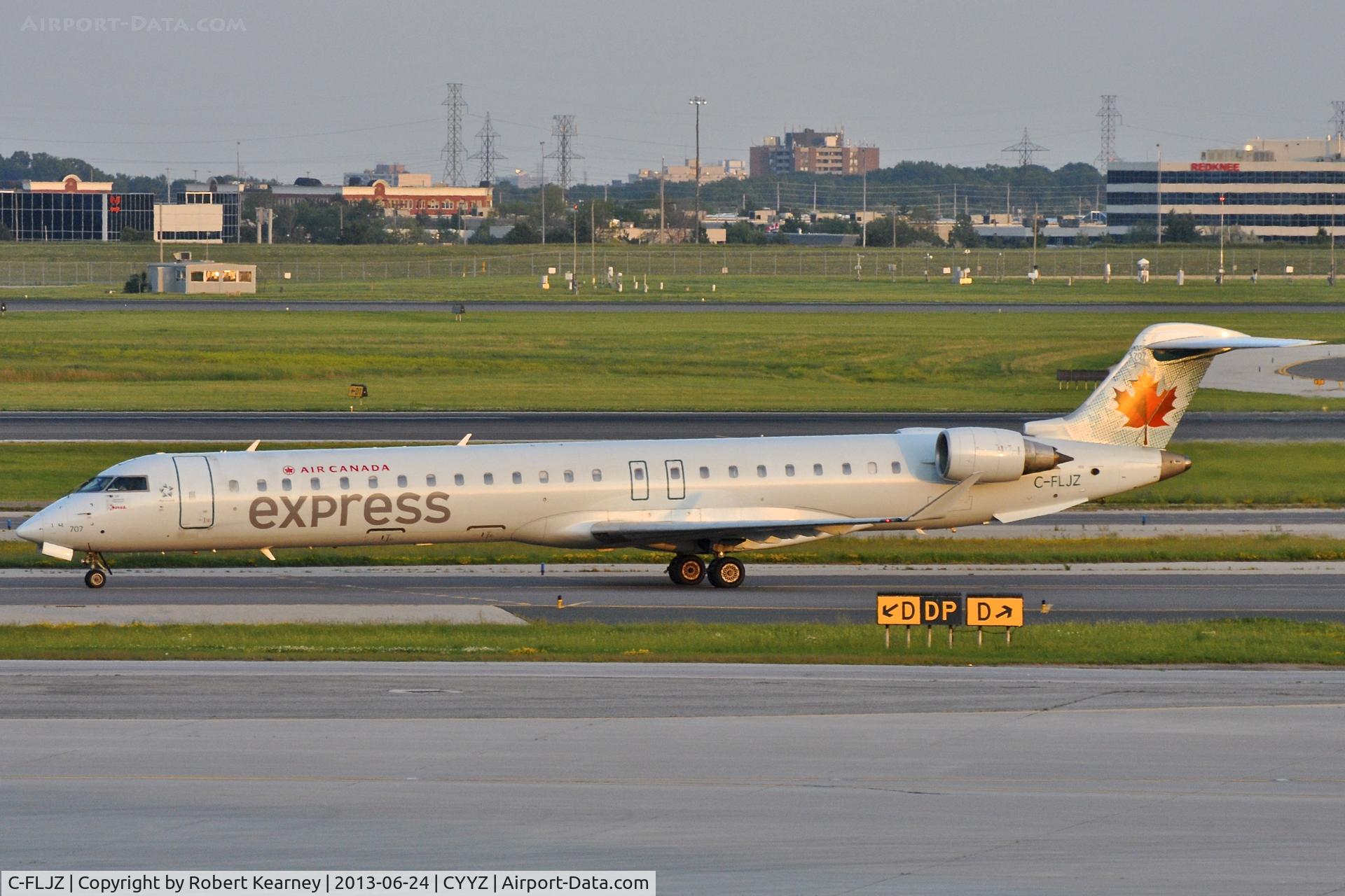 C-FLJZ, 2005 Canadair CRJ-900 (CL-600-2D24) C/N 15045, Taxiing out for departure