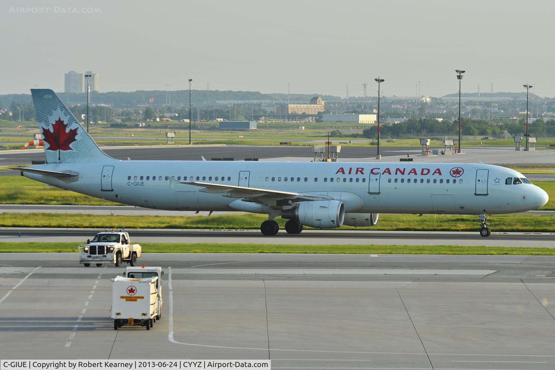 C-GIUE, 2001 Airbus A321-211 C/N 1632, Taxiing in after arrival