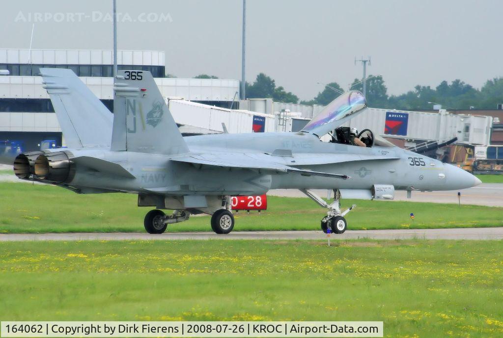 164062, 1990 McDonnell Douglas F/A-18C Hornet C/N 0952/C187, Landing after an aerial display by it's pilot.