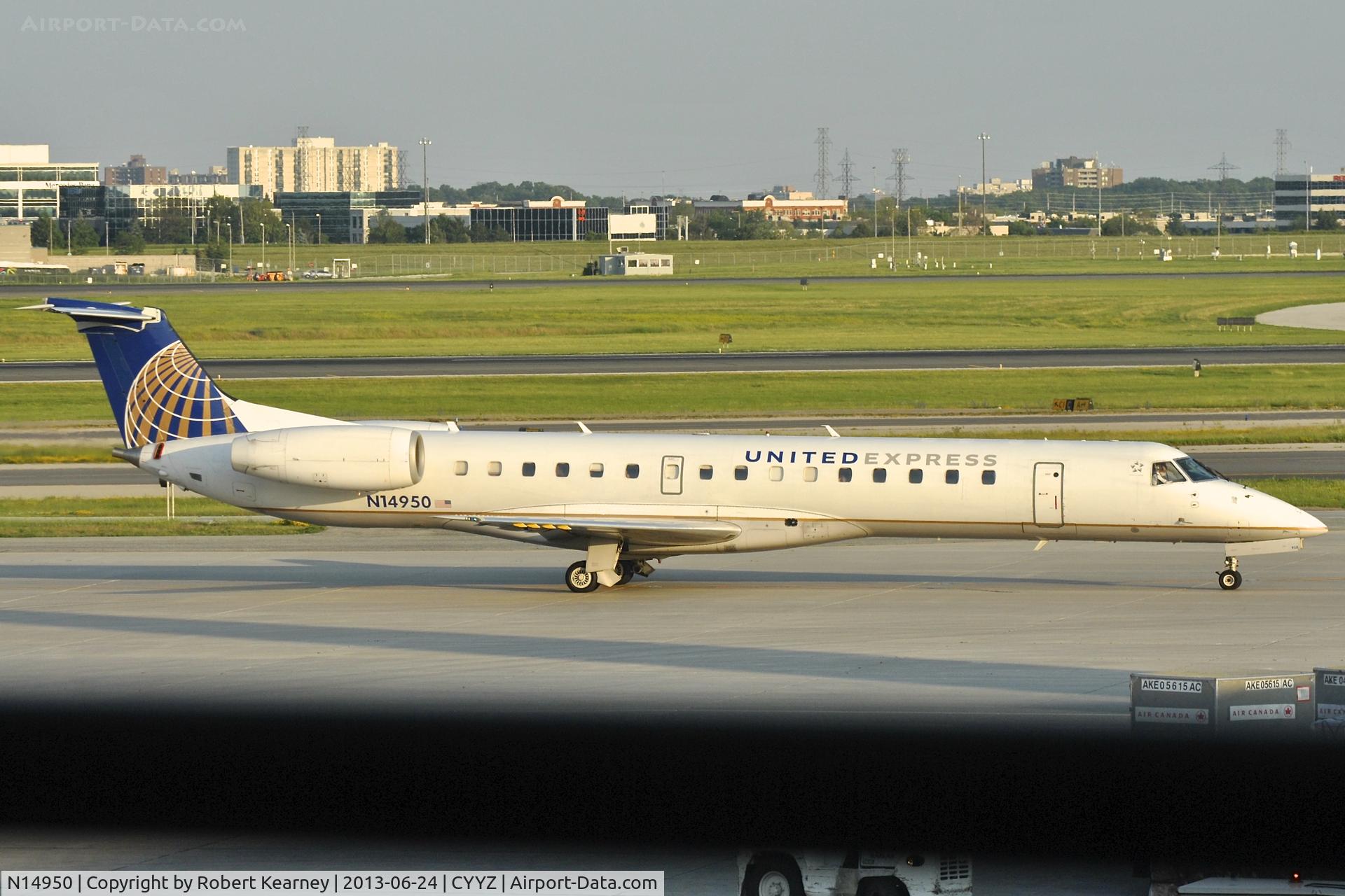 N14950, 1998 Embraer ERJ-145LR (EMB-145LR) C/N 145061, Taxiing out for departure
