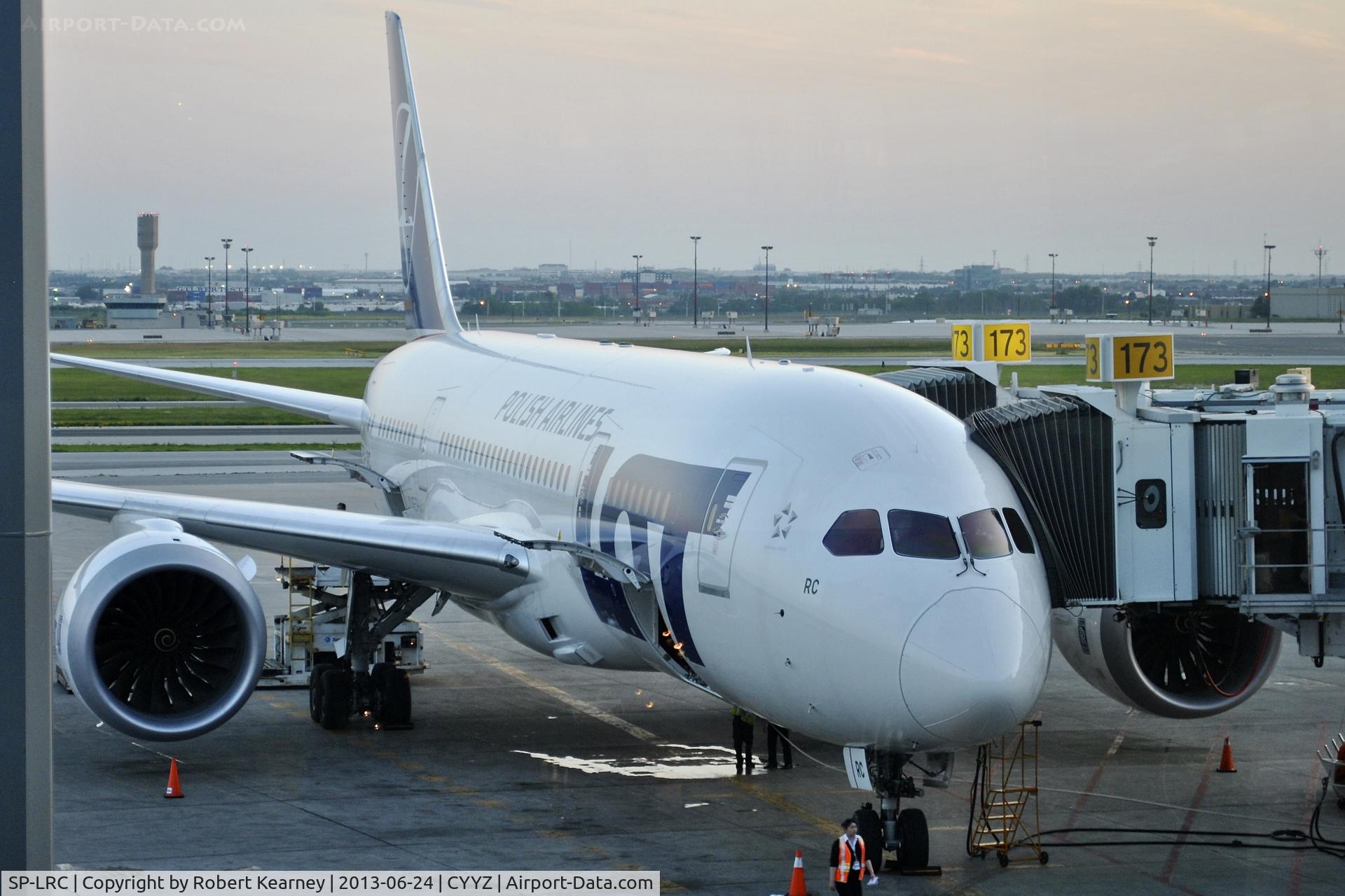 SP-LRC, 2013 Boeing 787-8 Dreamliner C/N 35940, On stand after arrival
