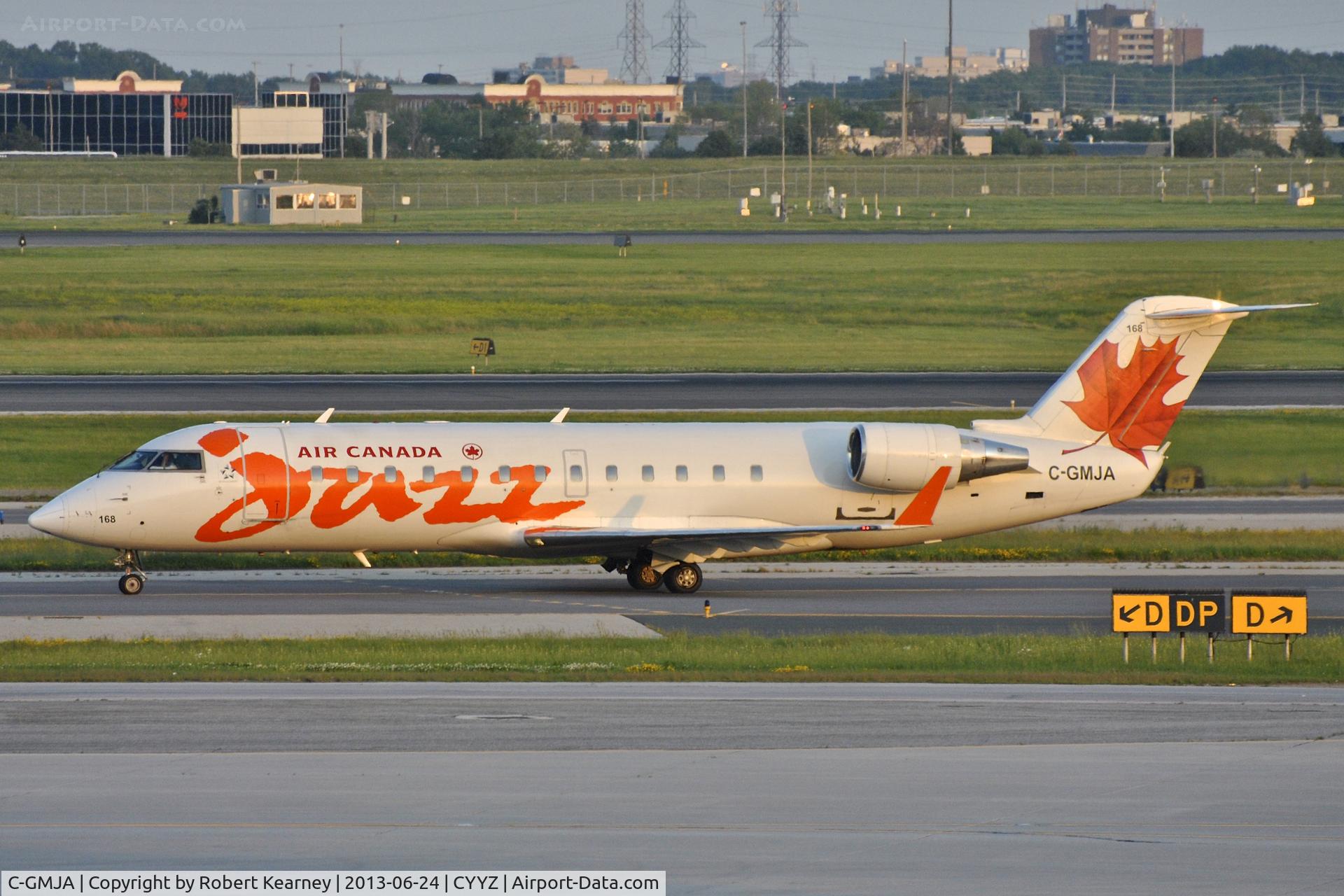 C-GMJA, 2004 Bombardier CRJ-200ER (CL-600-2B19) C/N 8003, Taxiing out for departure