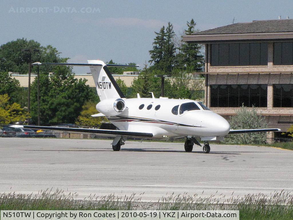 N510TW, 2009 Cessna 510 Citation Mustang Citation Mustang C/N 510-0240, This 2009 Cessna 510 holding short to runway 33 at Buttonville Airport (YKZ)