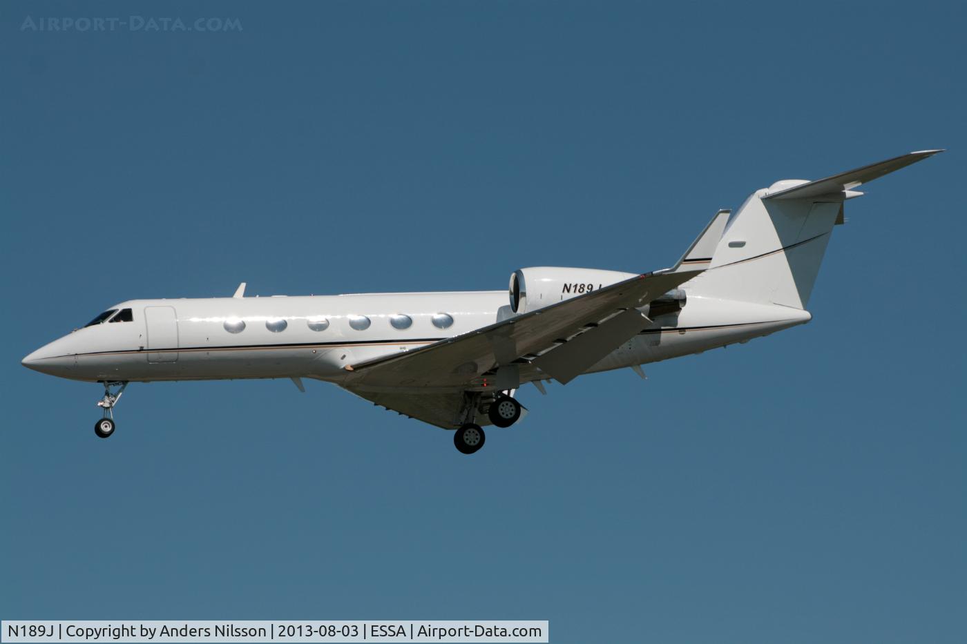 N189J, Gulfstream Aerospace G-IV C/N 1068, On short final for runway 26.