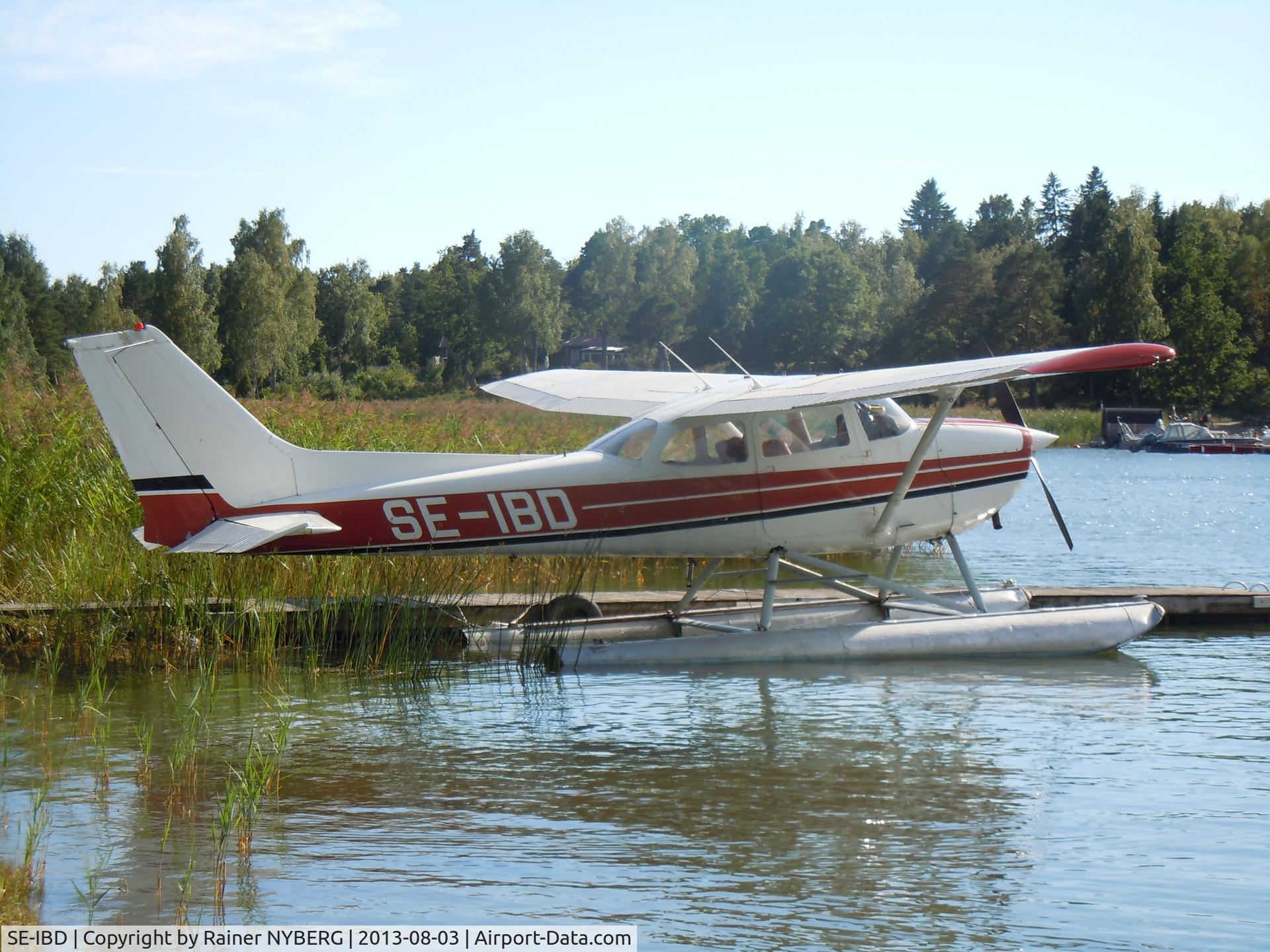 SE-IBD, 1978 Reims F172N Skyhawk C/N F17201695, SE-IBD at Håtöviken Bay, Baltic Sea.