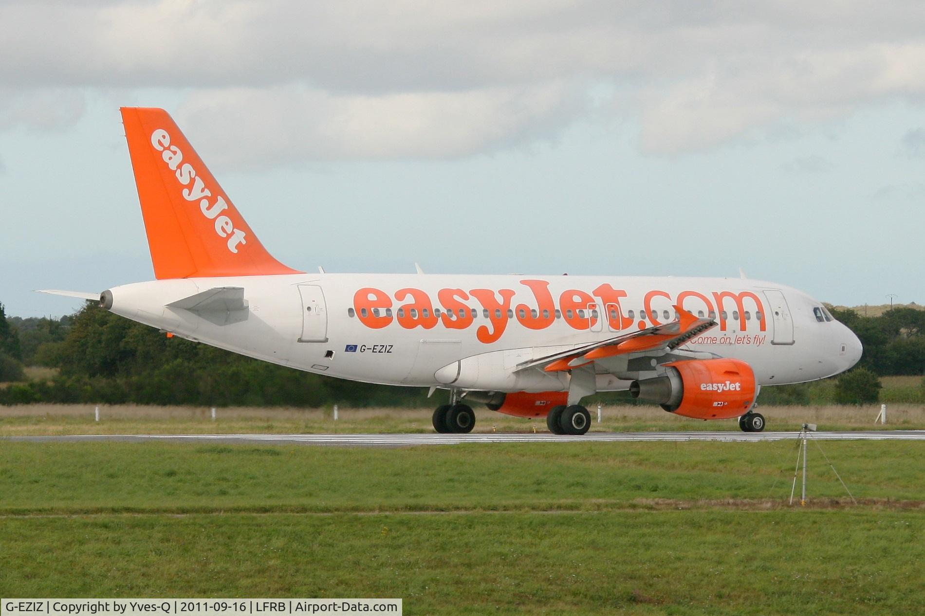 G-EZIZ, 2005 Airbus A319-111 C/N 2646, Airbus A319-111, Taxiing to holding point Rwy 25L, Brest-Bretagne Airport (LFRB-BES)