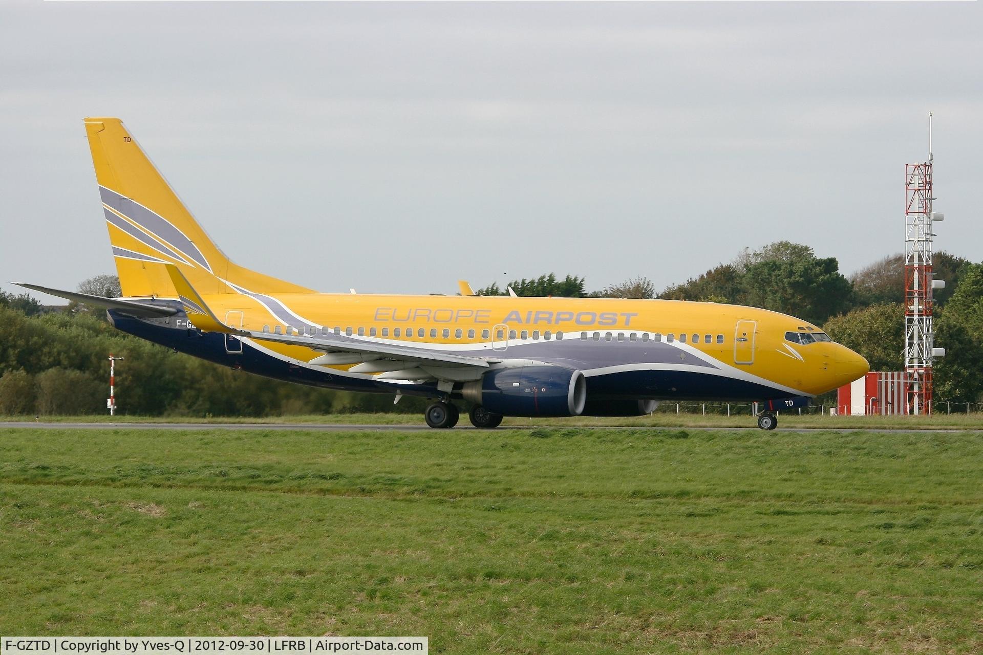 F-GZTD, 2003 Boeing 737-73V C/N 32418, Boeing 737-73V, Taxiing to holding point Rwy 25L, Brest-Bretagne Airport (LFRB-BES)