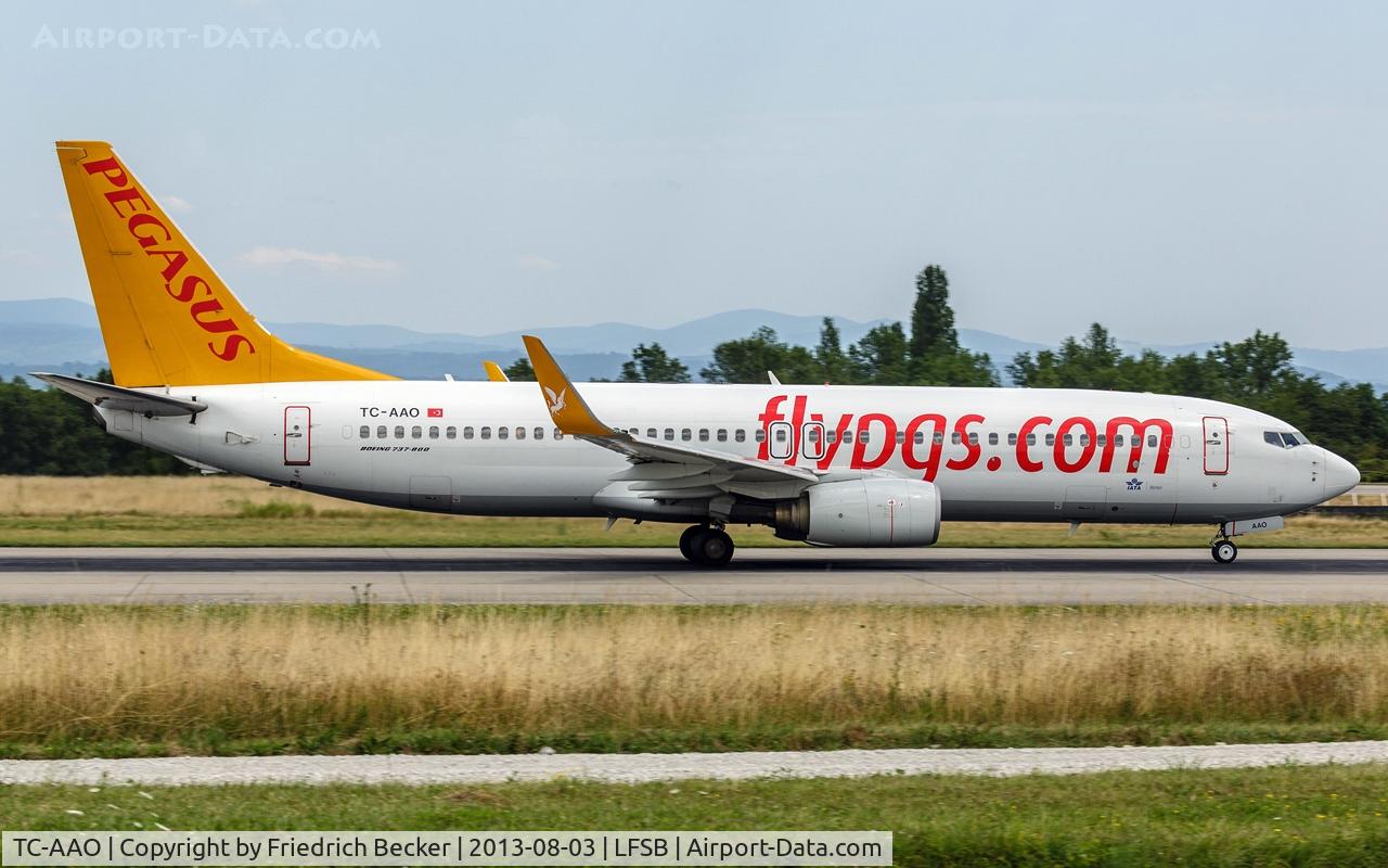 TC-AAO, 2000 Boeing 737-86N C/N 28619, departure from Basel