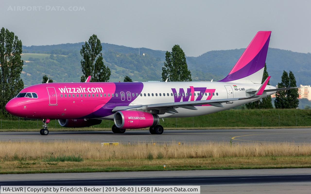 HA-LWR, 2013 Airbus A320-232 C/N 5604, taxying to the active
