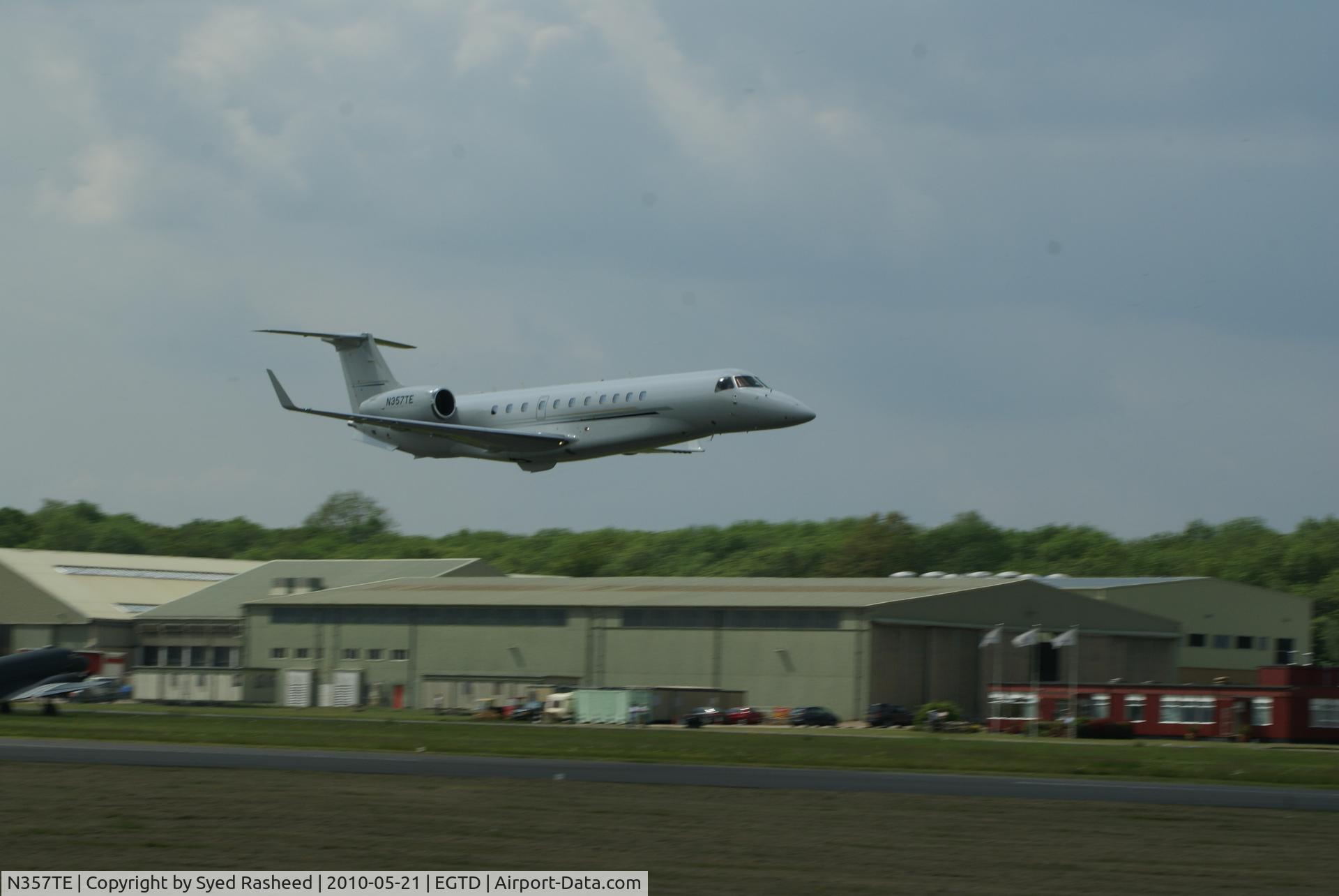 N357TE, 2008 Embraer EMB-135BJ Legacy C/N 14501079, Departing Dunsfold