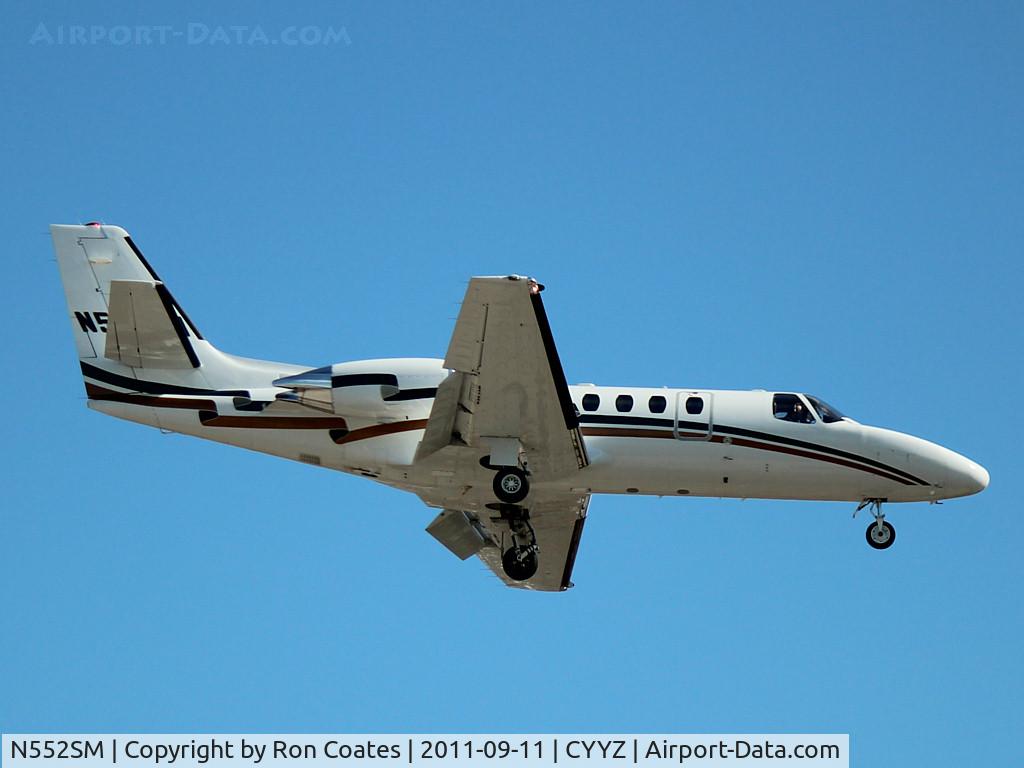 N552SM, 2000 Cessna 550 C/N 550-0929, 2000 Cessna 550 landing on runway 24R at Toronto Int'l Airport (YYZ)