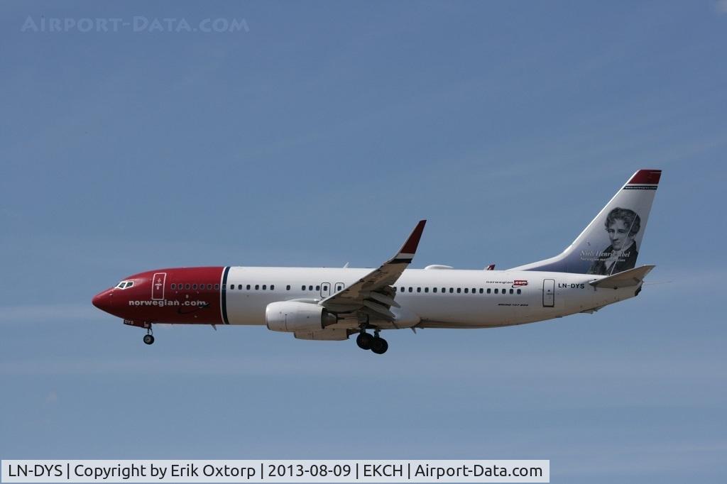 LN-DYS, 2011 Boeing 737-8JP C/N 39007, LN-DYS landing on rw 02L