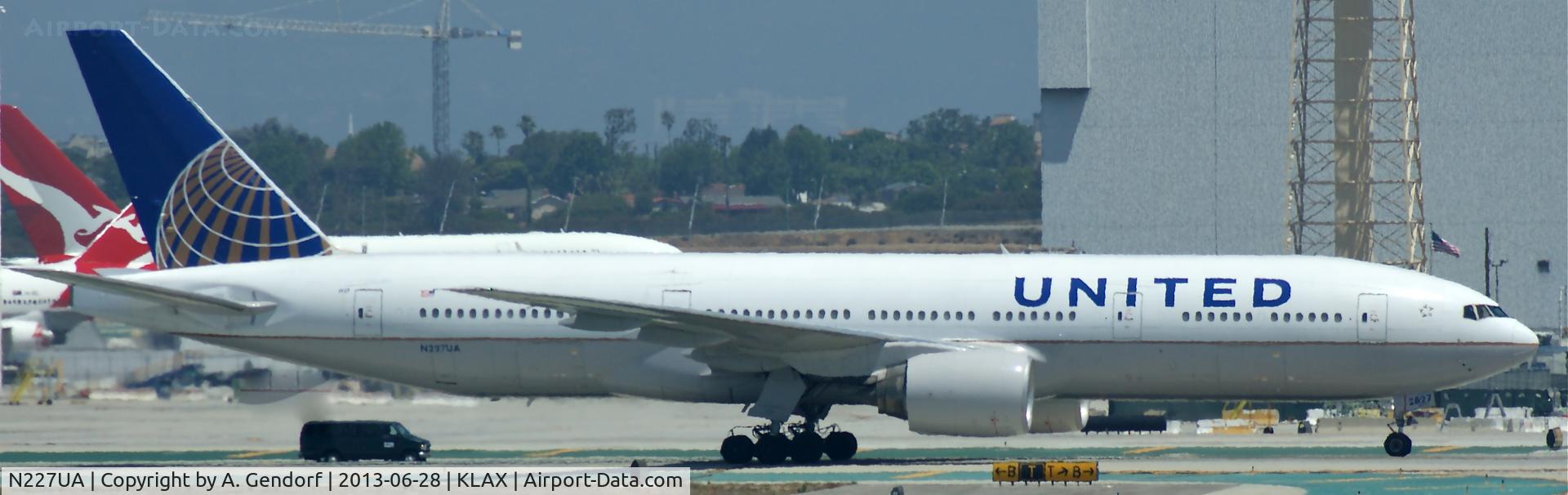 N227UA, 2002 Boeing 777-222 C/N 30555, United, is taxiing at Los Angeles Int´l(KLAX)