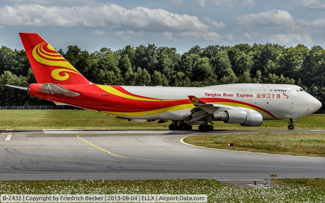 B-2432, 1998 Boeing 747-481/BCF C/N 28283, line up fordeparture
