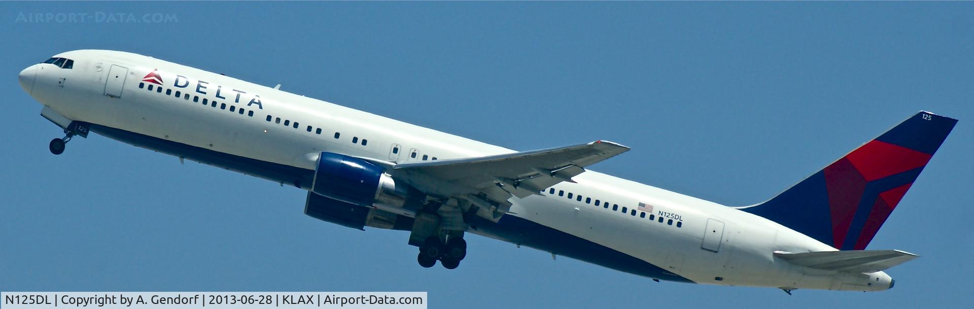 N125DL, 1988 Boeing 767-332 C/N 24075, Delta, is taking off rwy 25R at Los Angeles Int´l(KLAX)