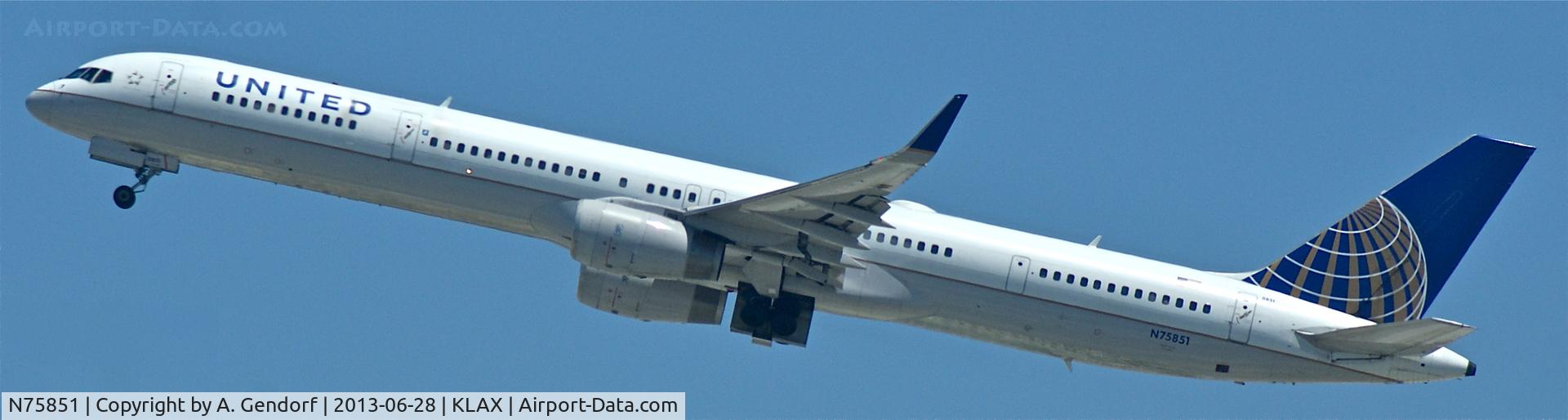N75851, 2001 Boeing 757-324 C/N 32810, United, is taking off at Los Angeles Int´l(KLAX)