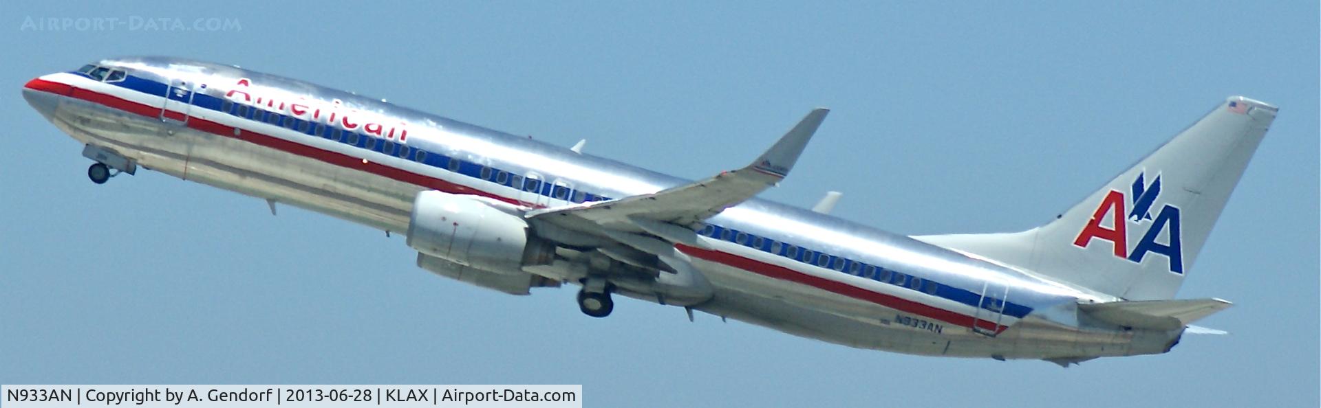 N933AN, 2000 Boeing 737-823 C/N 30080, American Airlines, seen here climbing out at Los Angeles Int´l(KLAX)