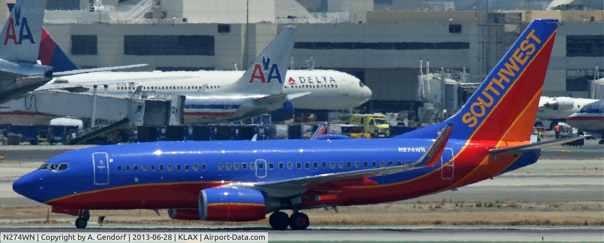 N274WN, 2007 Boeing 737-7H4 C/N 32529, Southwest Airlines, is taxiing at Los angeles Int´l(KLAX)