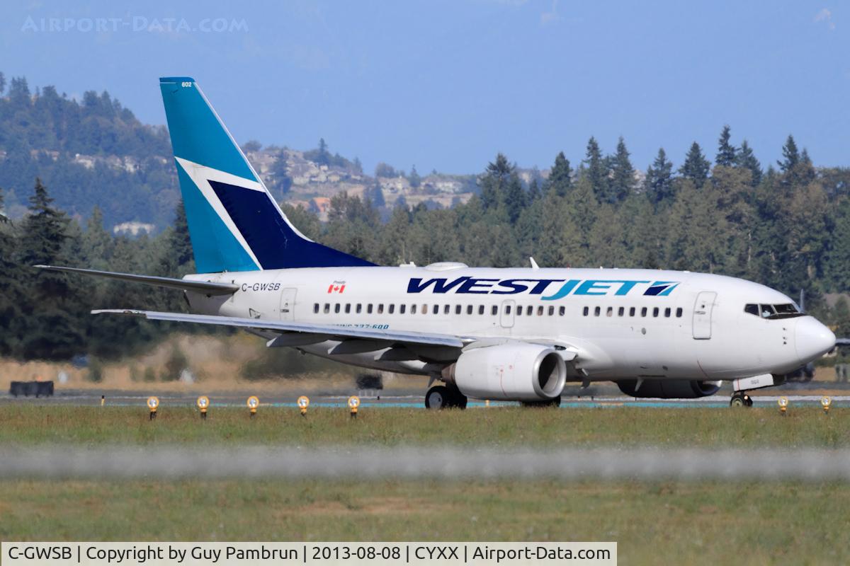 C-GWSB, 2005 Boeing 737-6CT C/N 34285, Departing