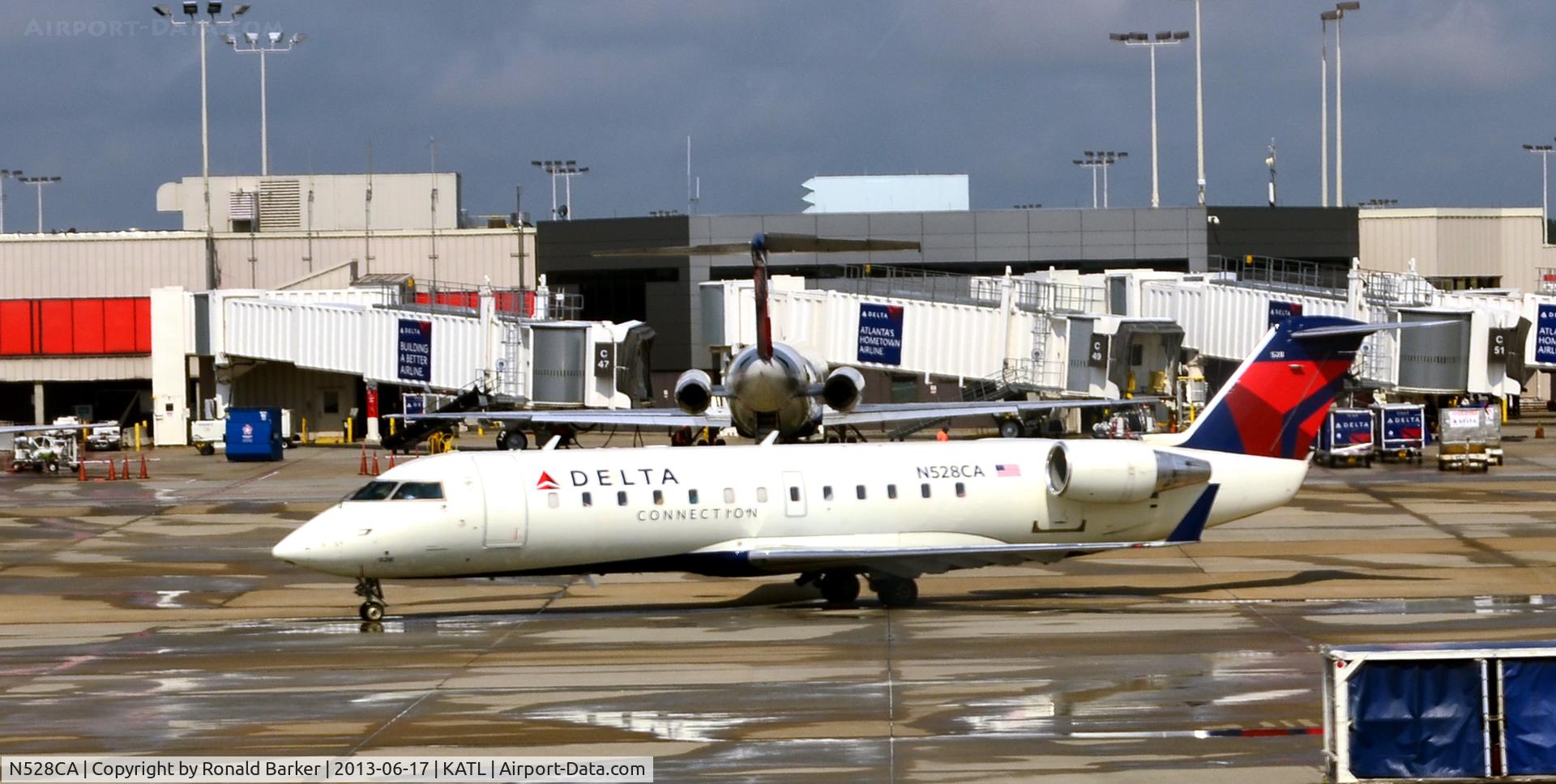 N528CA, 2003 Bombardier CRJ-200ER (CL-600-2B19) C/N 7841, Taxi ATL