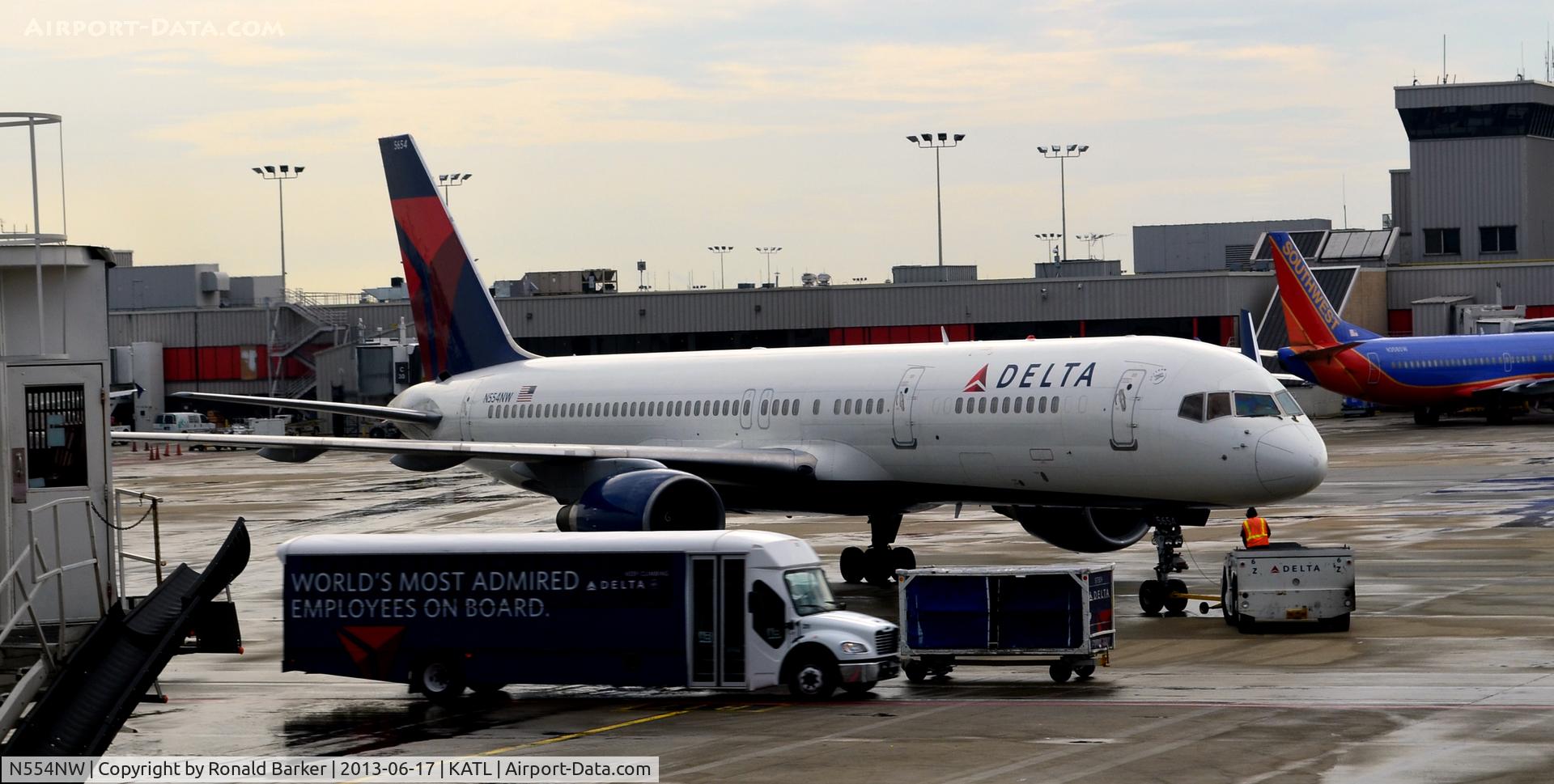 N554NW, 2001 Boeing 757-251 C/N 26501, Push back from the  gate ATL