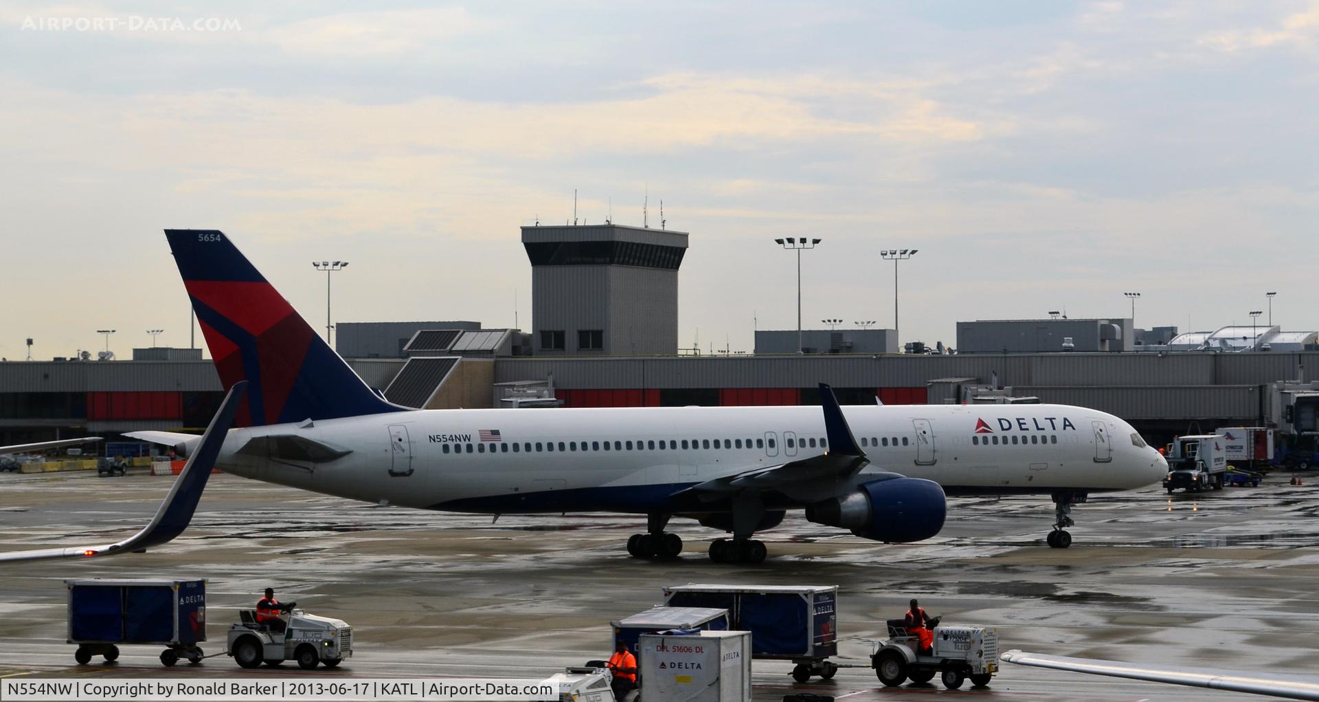 N554NW, 2001 Boeing 757-251 C/N 26501, Taxi ATL