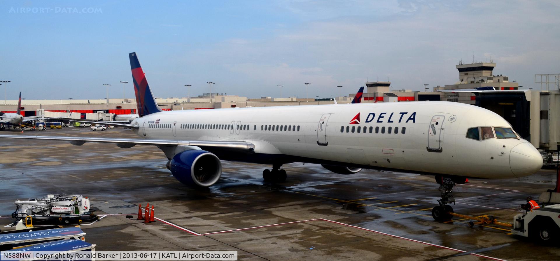 N588NW, 2003 Boeing 757-351 C/N 32988, Pushback ATL