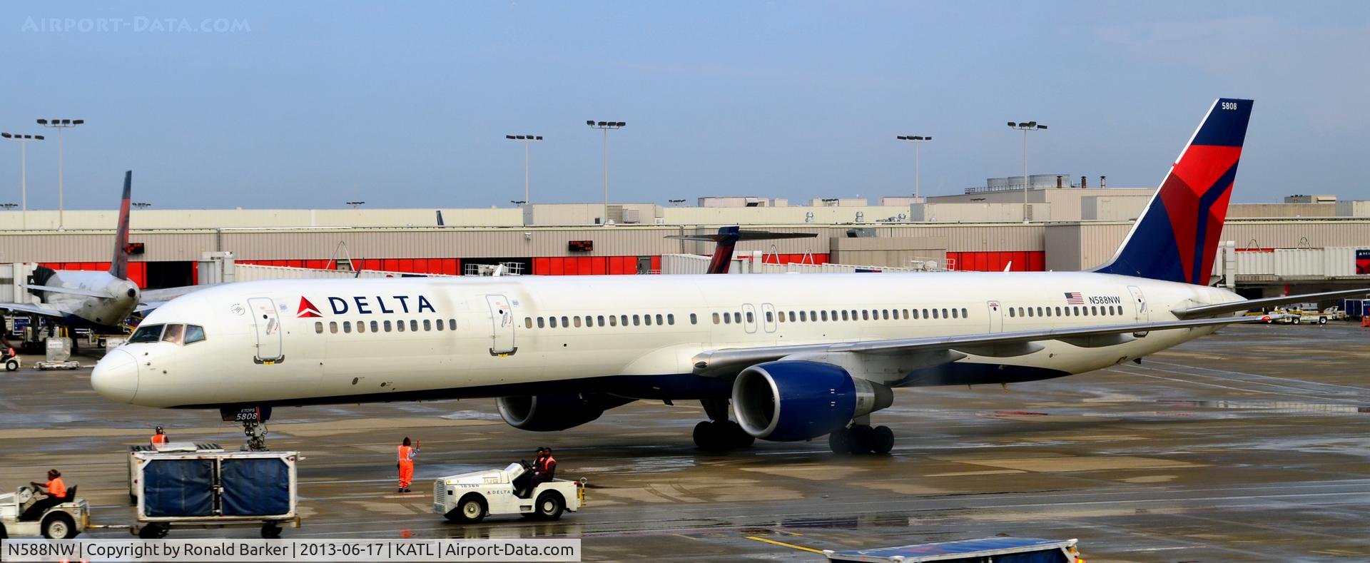 N588NW, 2003 Boeing 757-351 C/N 32988, Pushback ATL
