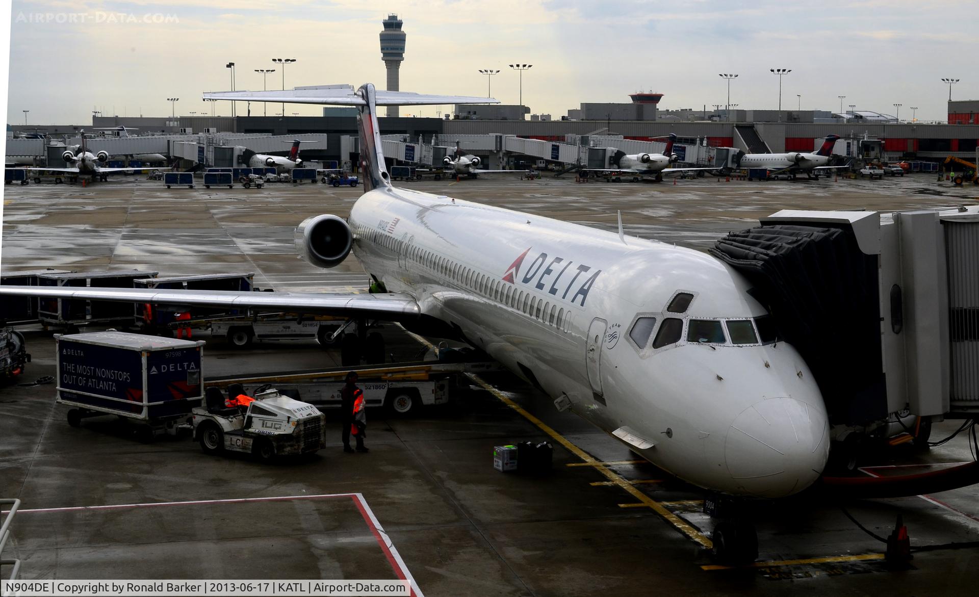 N904DE, 1992 McDonnell Douglas MD-88 C/N 53409, At the  gate ATL