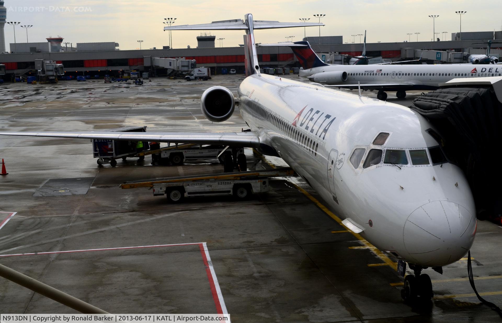 N913DN, 1996 McDonnell Douglas MD-90-30 C/N 53393, At the gate ATL