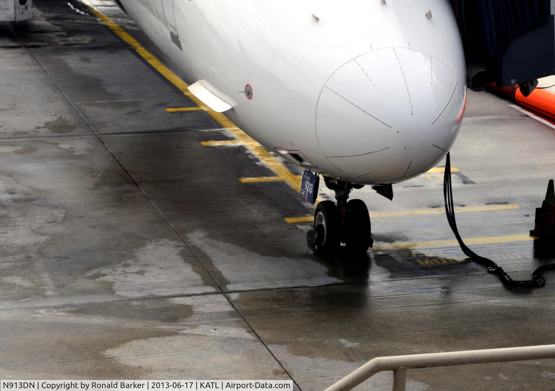 N913DN, 1996 McDonnell Douglas MD-90-30 C/N 53393, Nose gear, Aux power attached  ATL