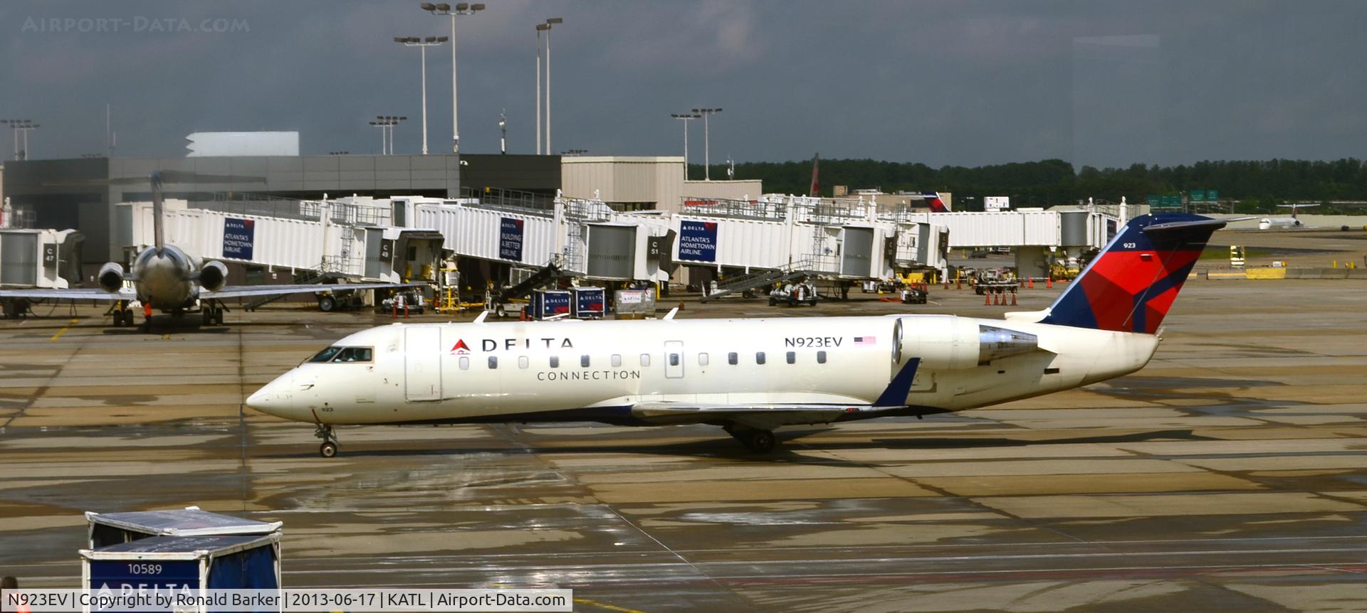 N923EV, 2003 Bombardier CRJ-200ER (CL-600-2B19) C/N 7826, Taxi ATL