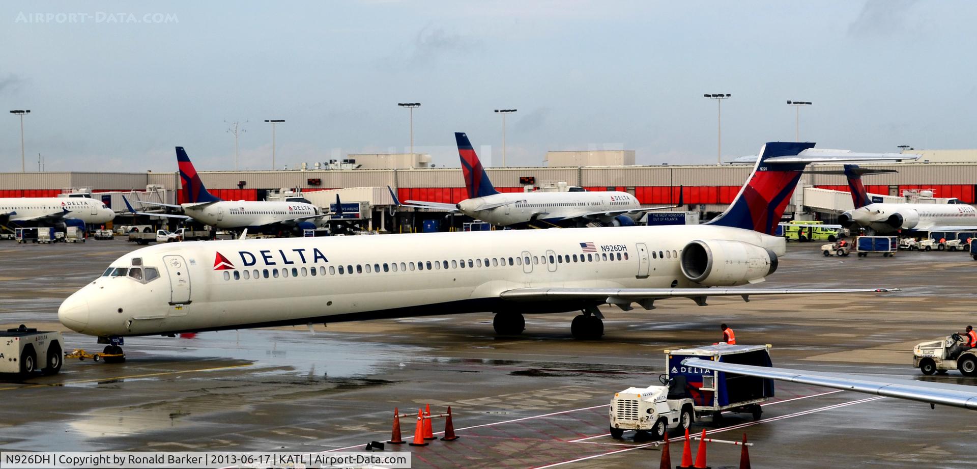 N926DH, 1998 McDonnell Douglas MD-90-30 C/N 53588, Pushback ATL