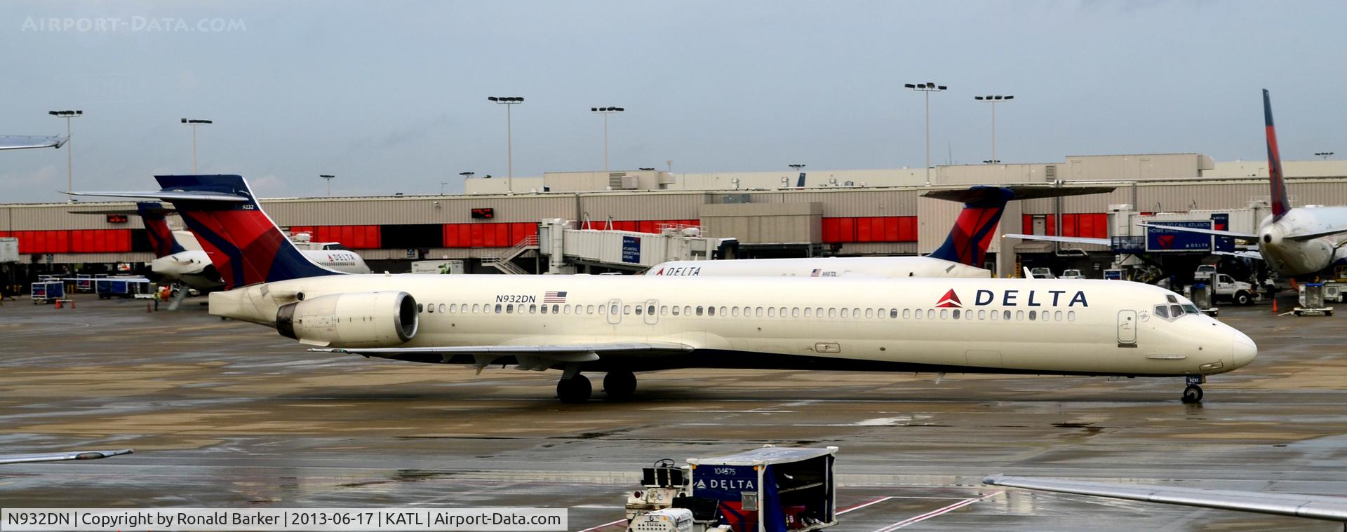 N932DN, 1996 McDonnell Douglas MD-90-30 C/N 53457, Taxi ATL