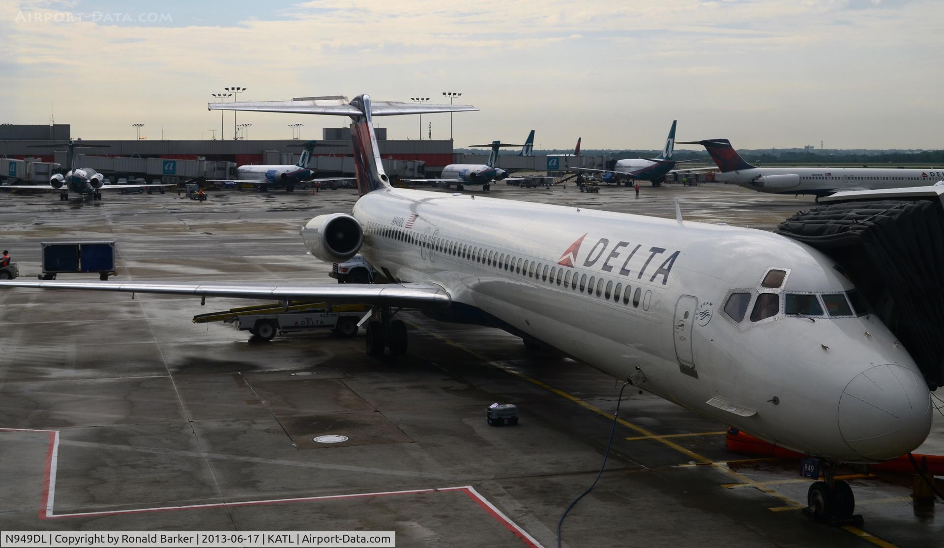 N949DL, 1990 McDonnell Douglas MD-88 C/N 49880, At the gate ATL