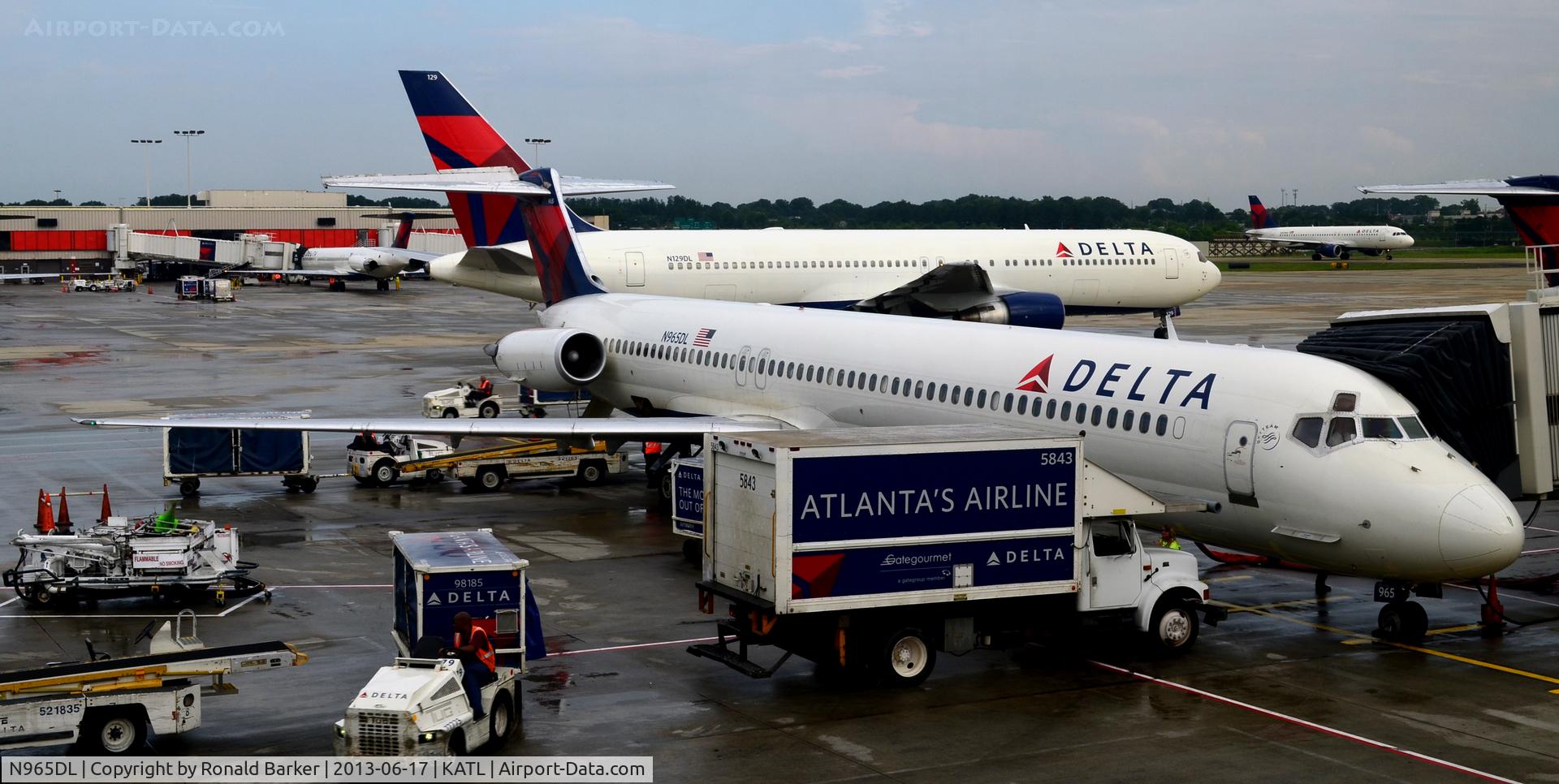 N965DL, 1990 McDonnell Douglas MD-88 C/N 49984, At the gate. Serviceing aircraft.  ATL