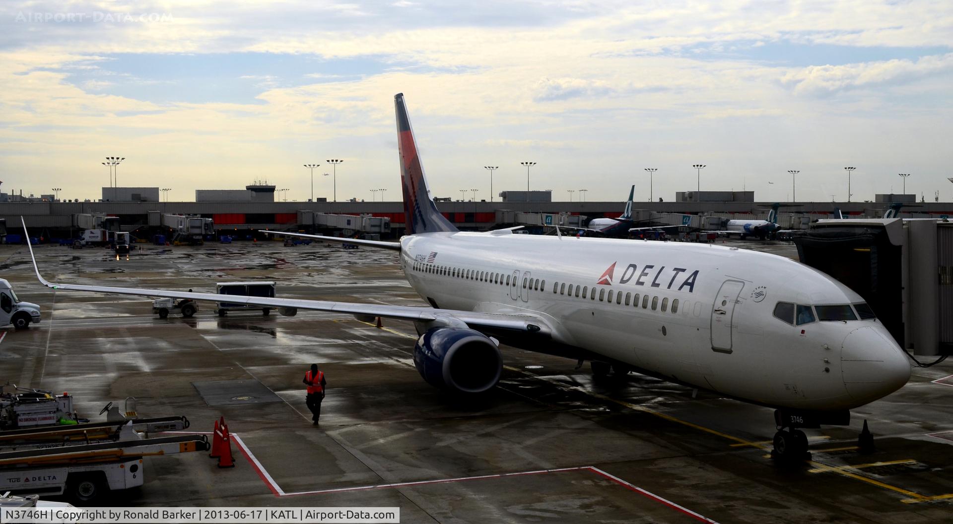 N3746H, 2001 Boeing 737-832 C/N 30488, At the gate ATL
