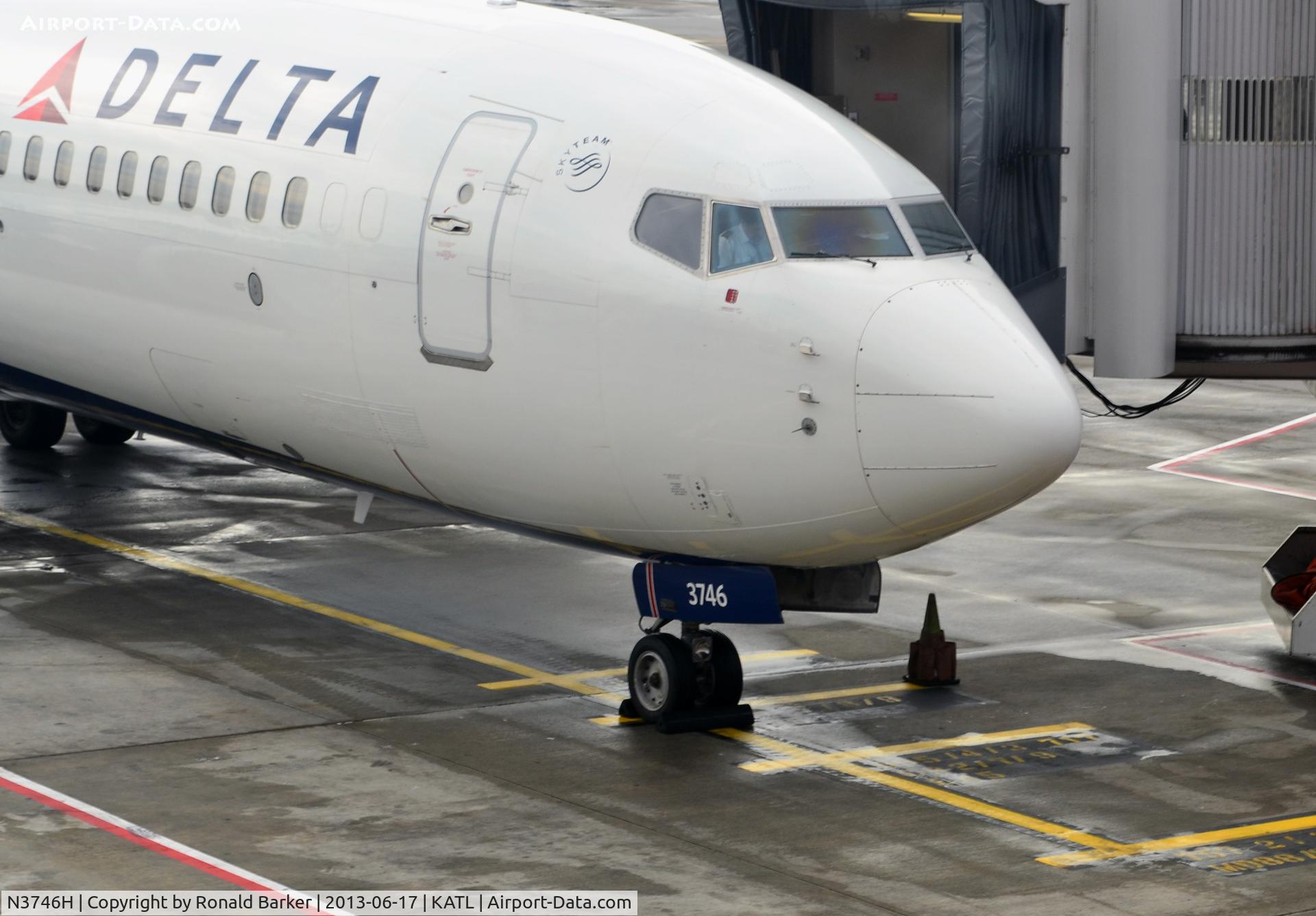 N3746H, 2001 Boeing 737-832 C/N 30488, At the gate  ATL