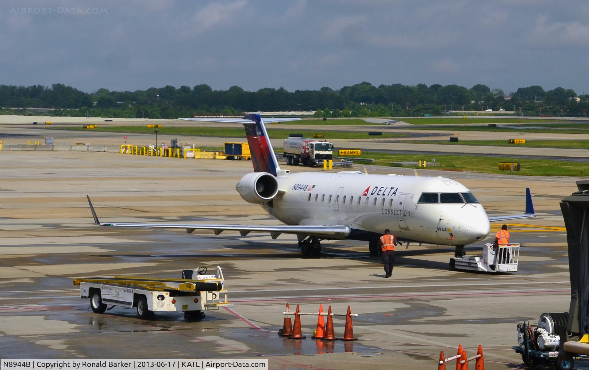 N8944B, 2004 Canadair CRJ-200 (CL-600-2B19) C/N 7944, Pushback from gate ATL