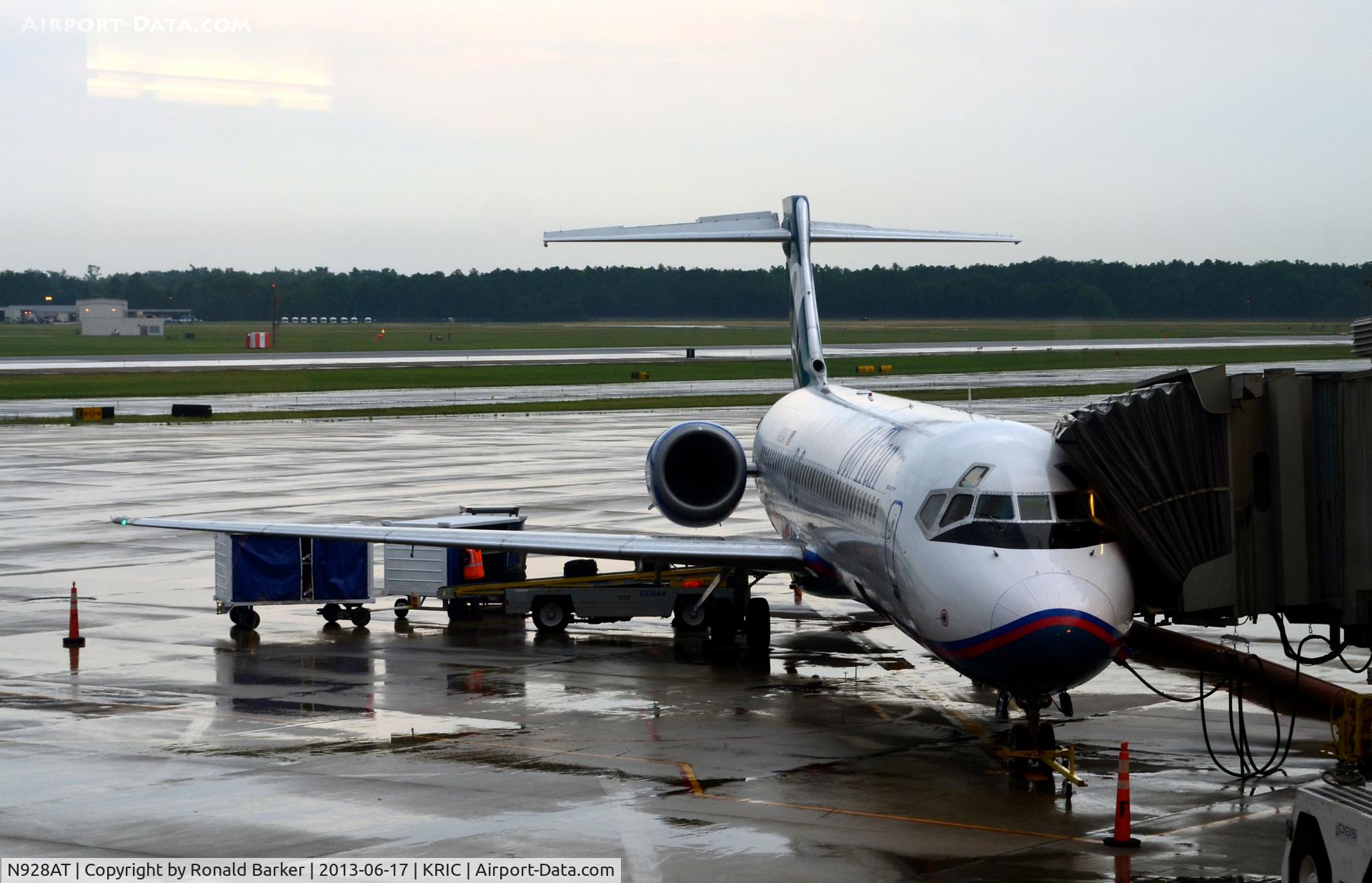 N928AT, 2000 Boeing 717-200 C/N 55076, At the gate RIC