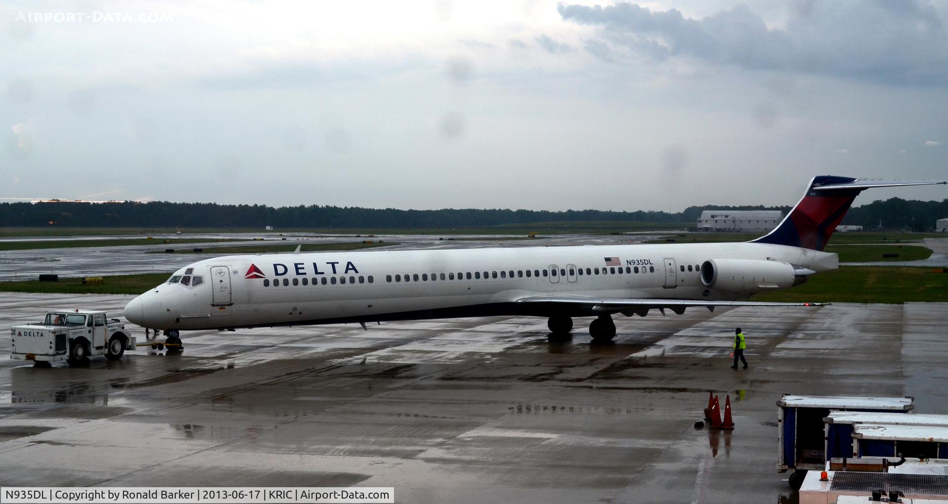 N935DL, 1989 McDonnell Douglas MD-88 C/N 49722, Pushback RIC