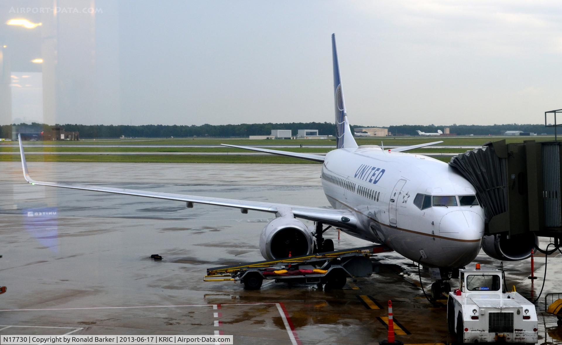 N17730, 1999 Boeing 737-724 C/N 28798, At the gate, ready to board RIC