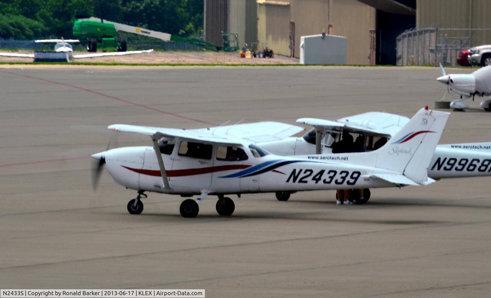N2433S, 2000 Cessna 172R C/N 17280872, Taxi LEX