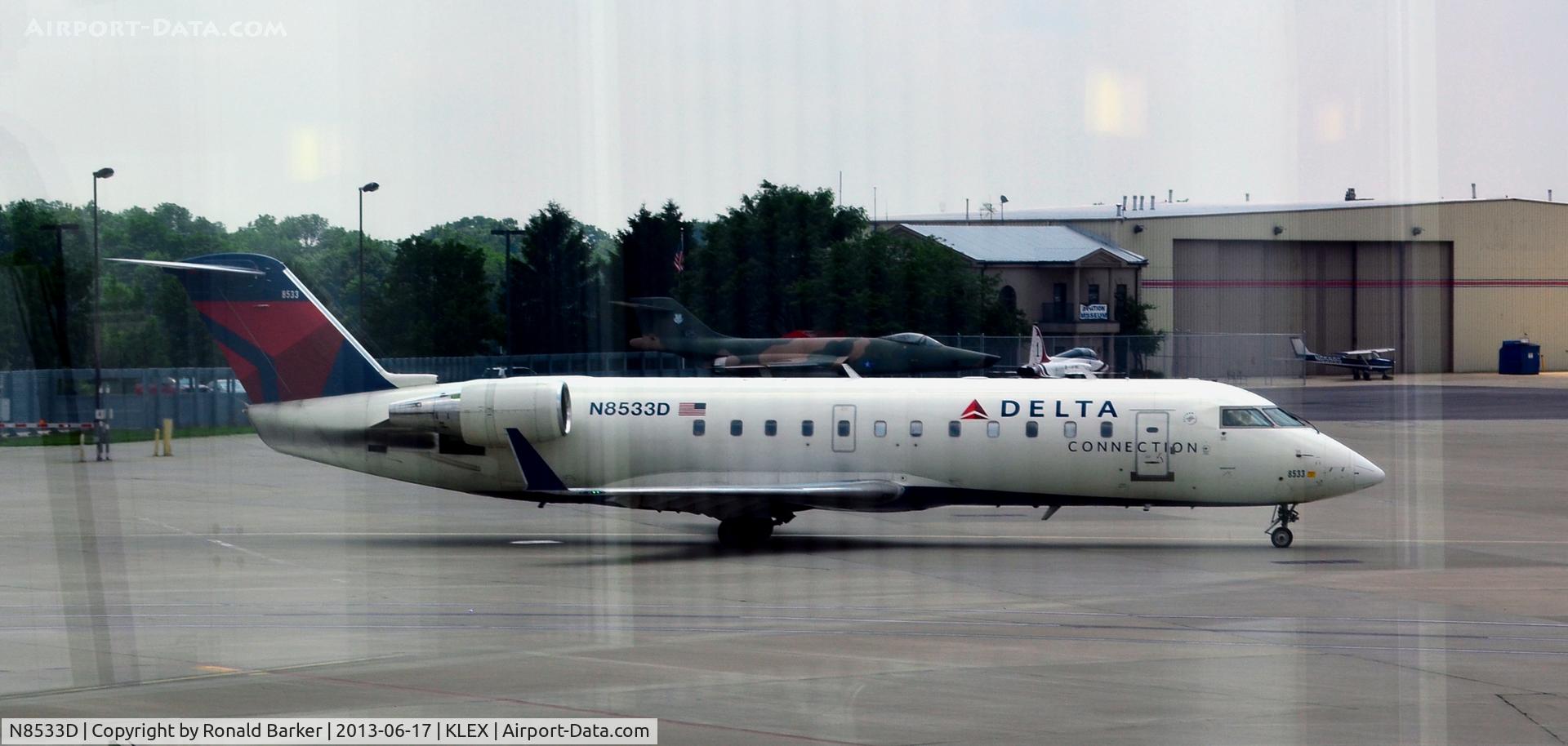 N8533D, 2001 Bombardier CRJ-200LR (CL-600-2B19) C/N 7533, Taxi LEX