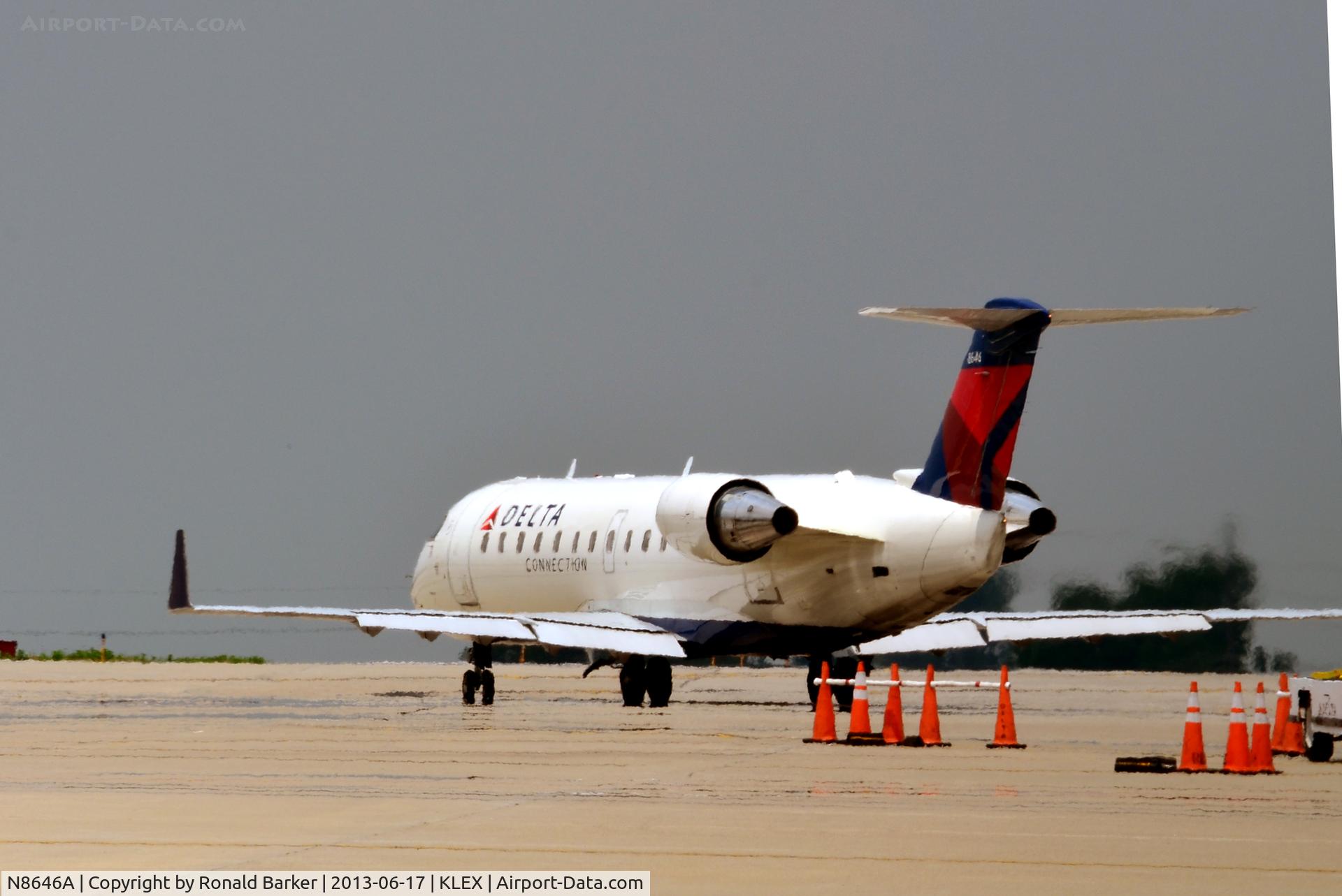 N8646A, 2002 Canadair CRJ-440 (CL-600-2B19) Regional Jet C/N 7646, Taxi LEX
